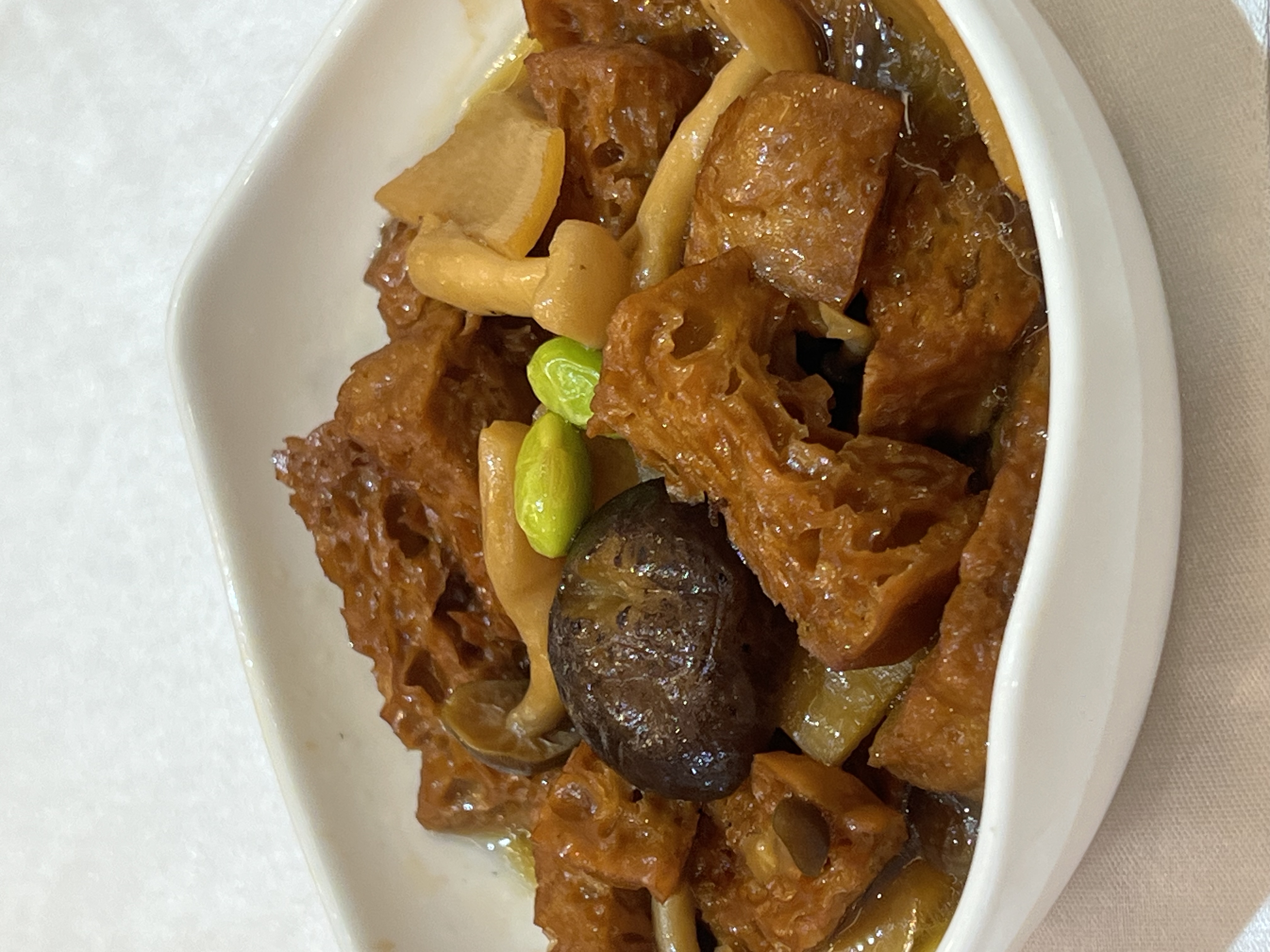「烤麩」的鹹淡適口，上桌時仍帶著溫熱感。