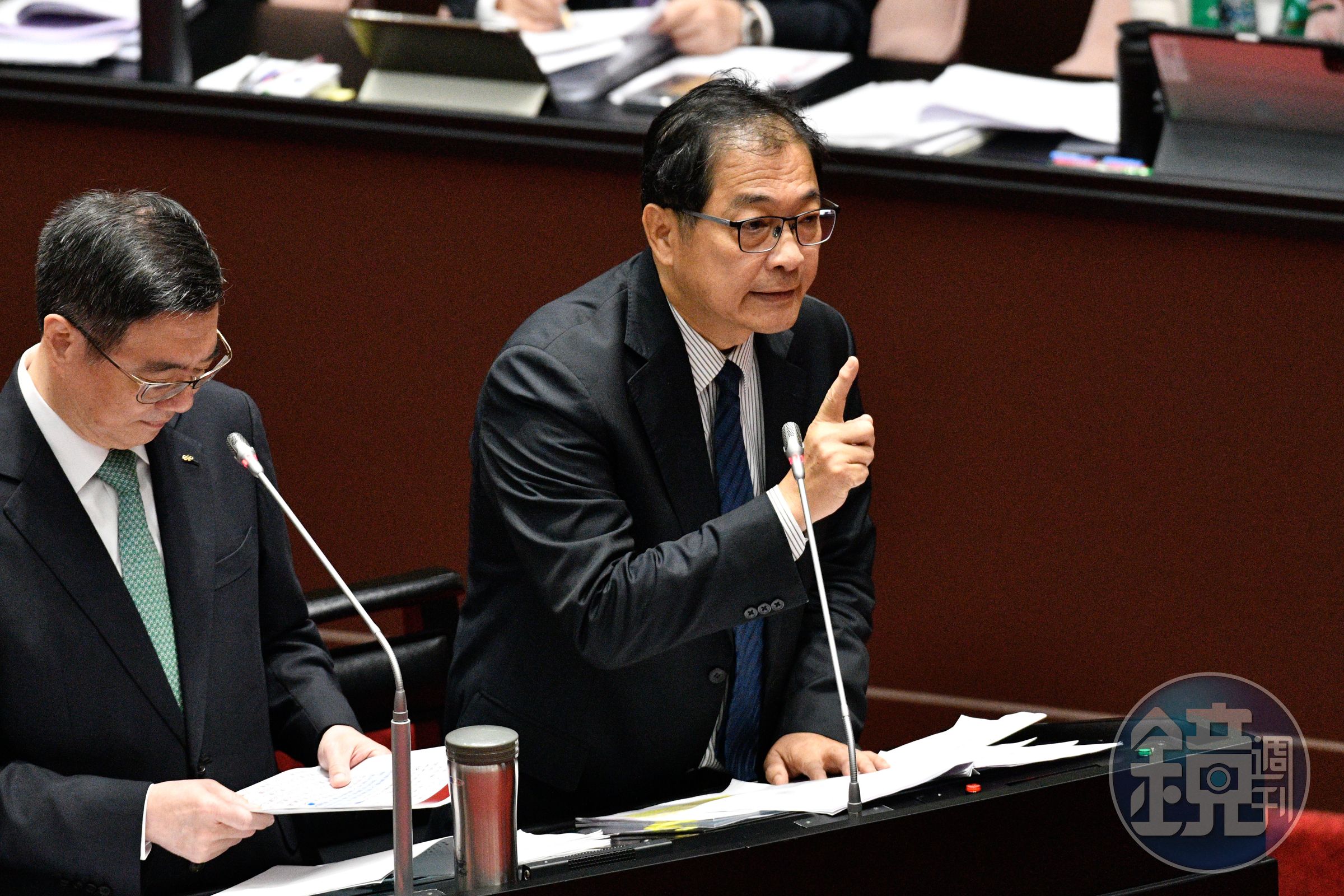 對於桃園地院裁定鄭文燦交保，法務部長鄭銘謙（右）今日表示，尊重法官的認定。（本刊資料照）