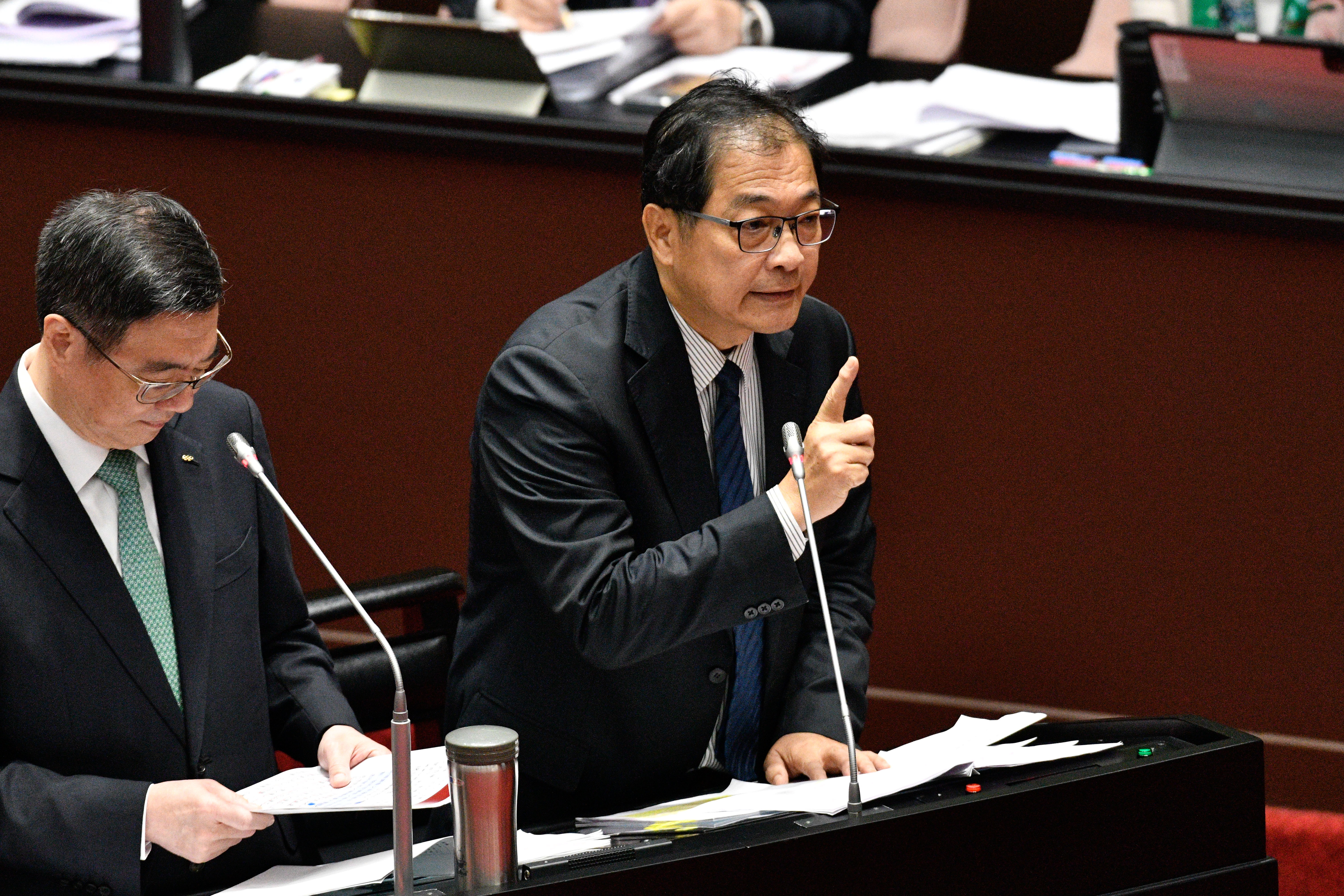 對於桃園地院裁定鄭文燦交保，法務部長鄭銘謙（右）今日表示，尊重法官的認定。（本刊資料照）