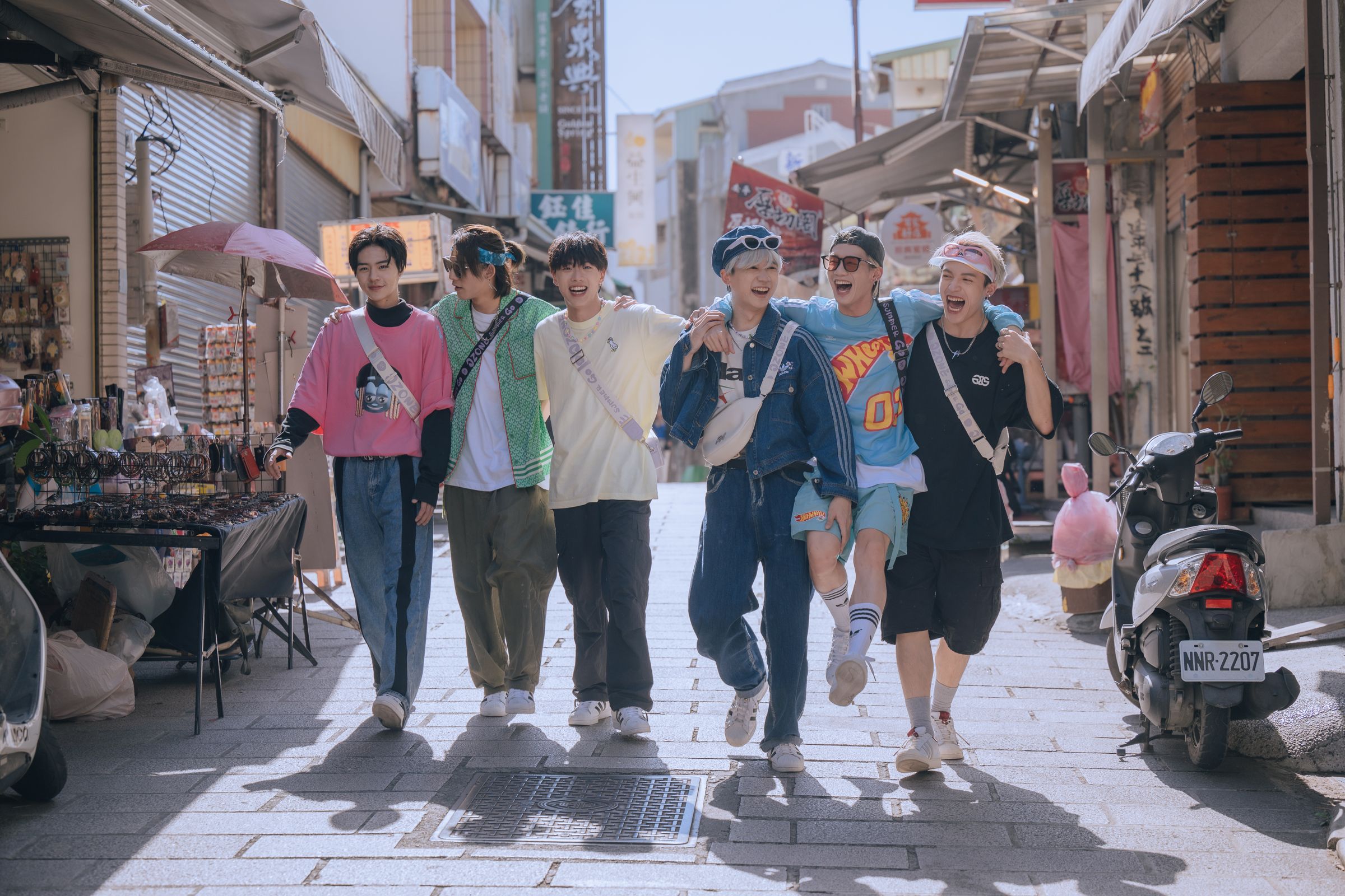 Ozpne 6位團員日前到南台灣出外景。(寬想國際娛樂提供)