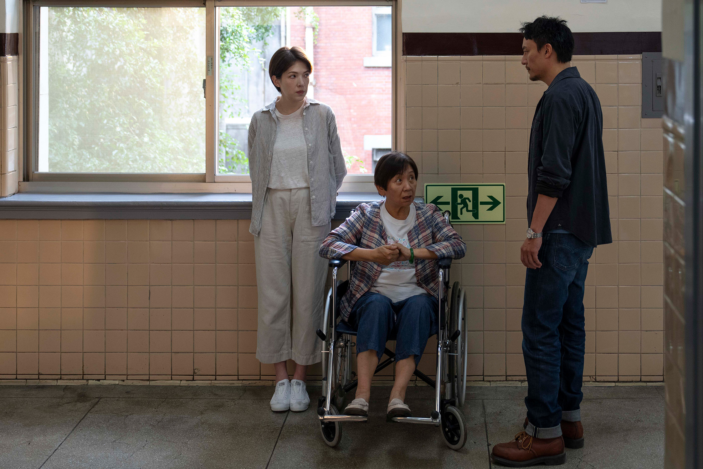 許瑋甯（左）和鮑起靜（中）參演《餘燼》成為一大亮點，對戲起來讓許瑋甯感受到滿滿的母愛。（本地風光提供）