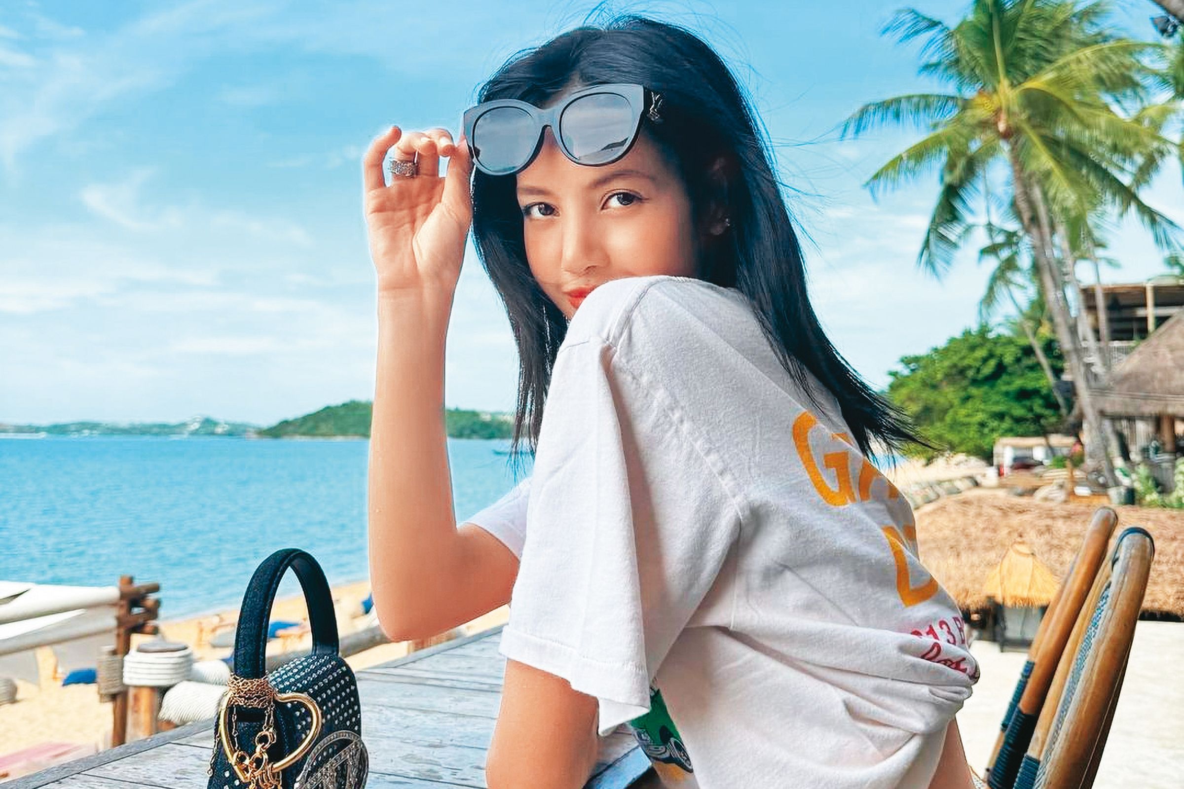 Lisa少了招牌齊瀏海,再搭配貓眼太陽眼鏡,圓臉整個消失了。(翻攝自Lisa IG)