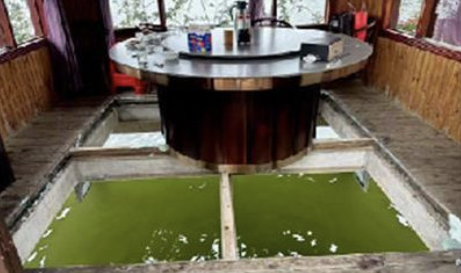 位於福建泉州市惠安縣聚龍小鎮的聚龍軒餐廳，水上包廂發生顧客溺水意外。（翻攝微博）