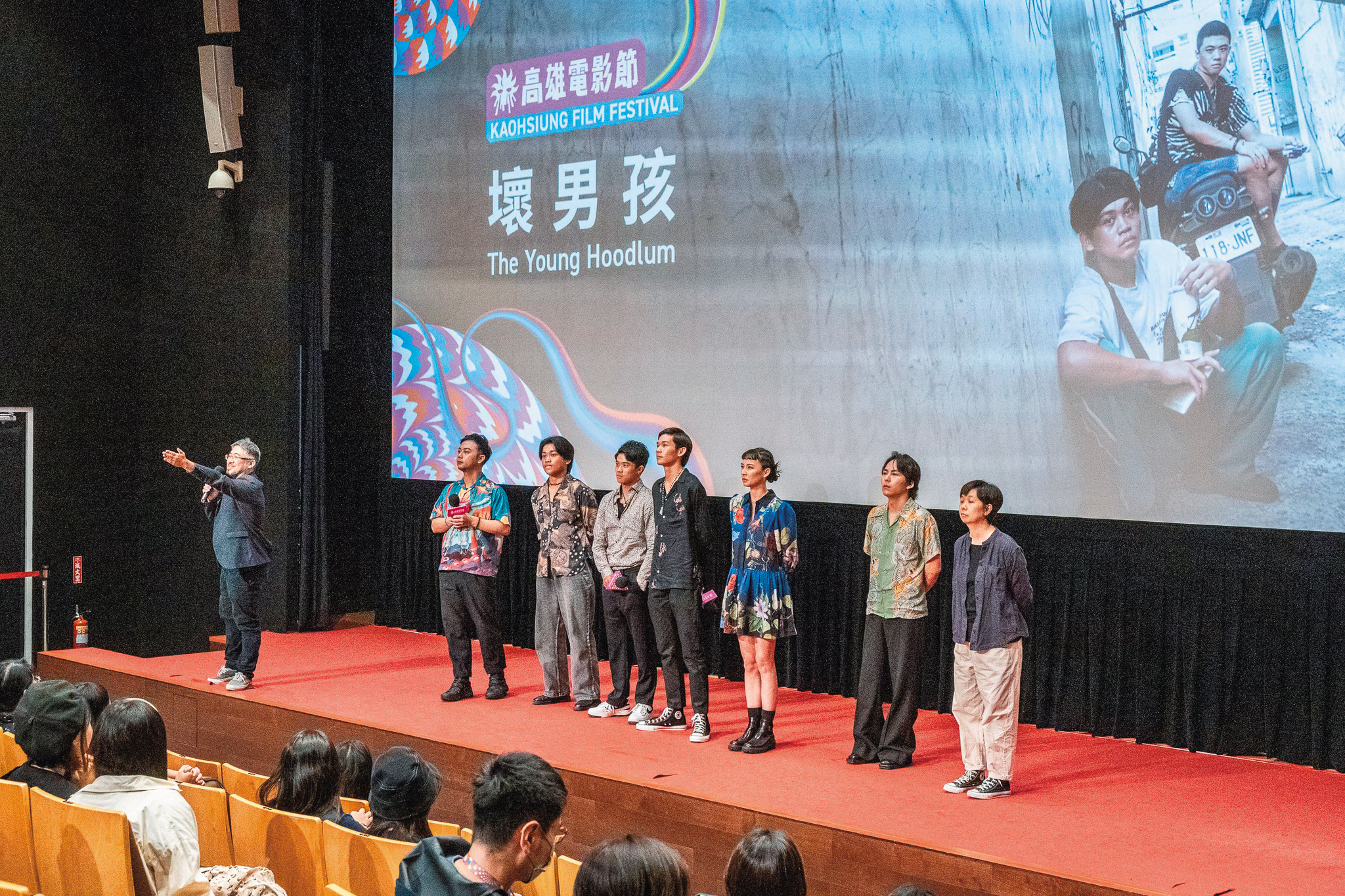 導演游智涵(左二起)與演員鍾家駿、潘親御、黃聖球、黃湘婷、巫建和、製片謝君堯出席高雄電影節閉幕放映。(翻攝自高雄電影節臉書)