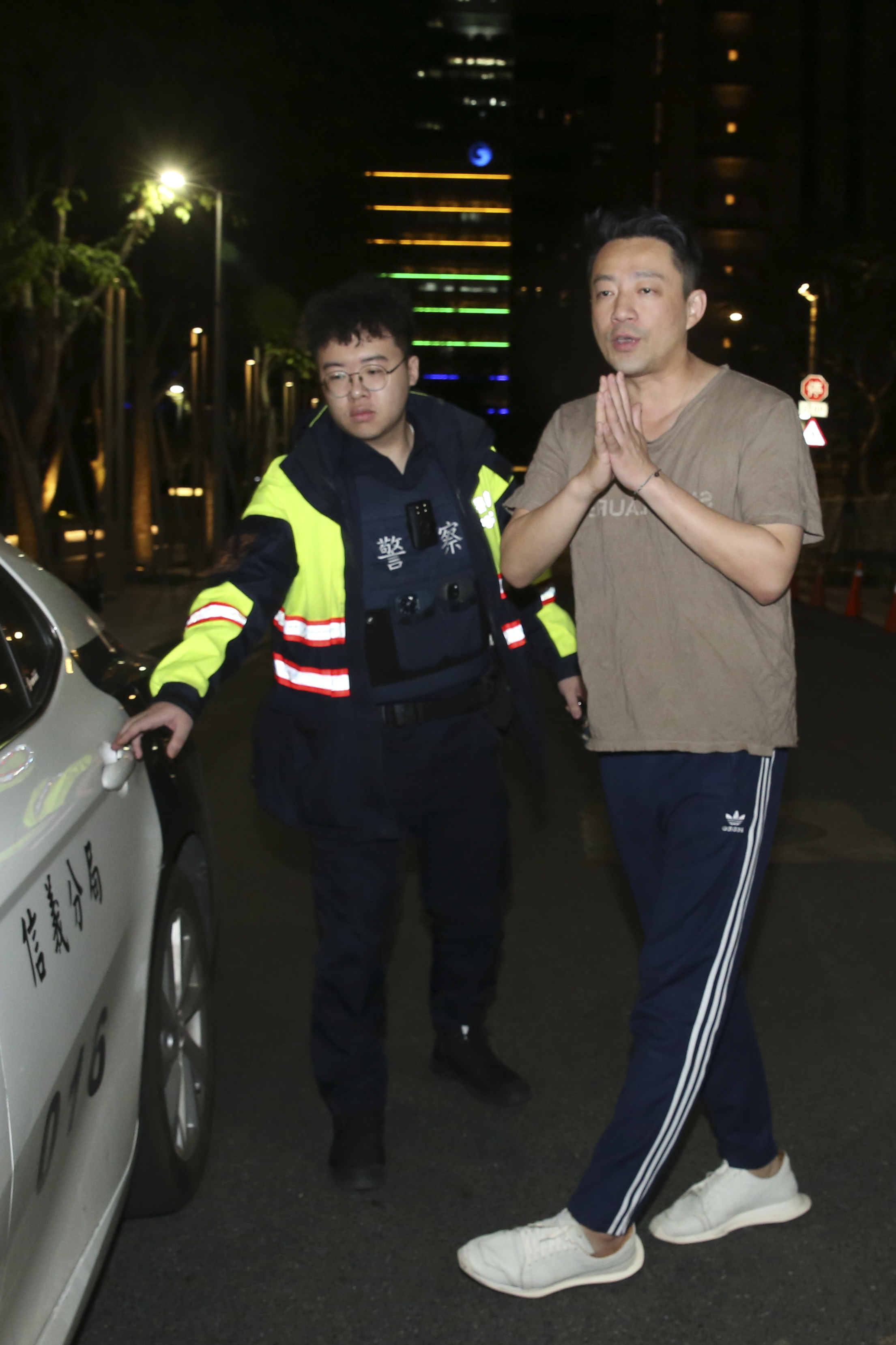 汪小菲（右）擅闖前妻大S的家，又緒激動赴警局要舉報大S，所穿的鹹菜上衣意外成焦點。