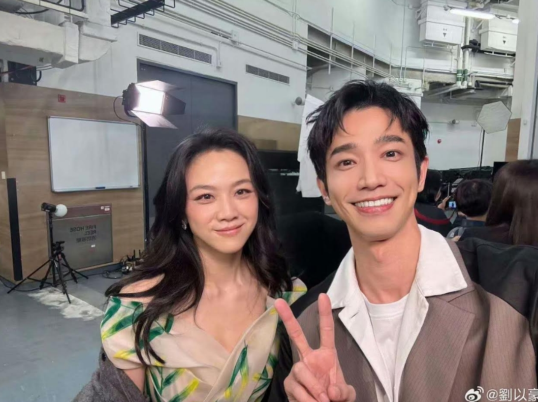 劉以豪上週赴香港出席亞洲電影大獎擔任頒獎人，也與湯唯等人合照。（劉以豪微博）   