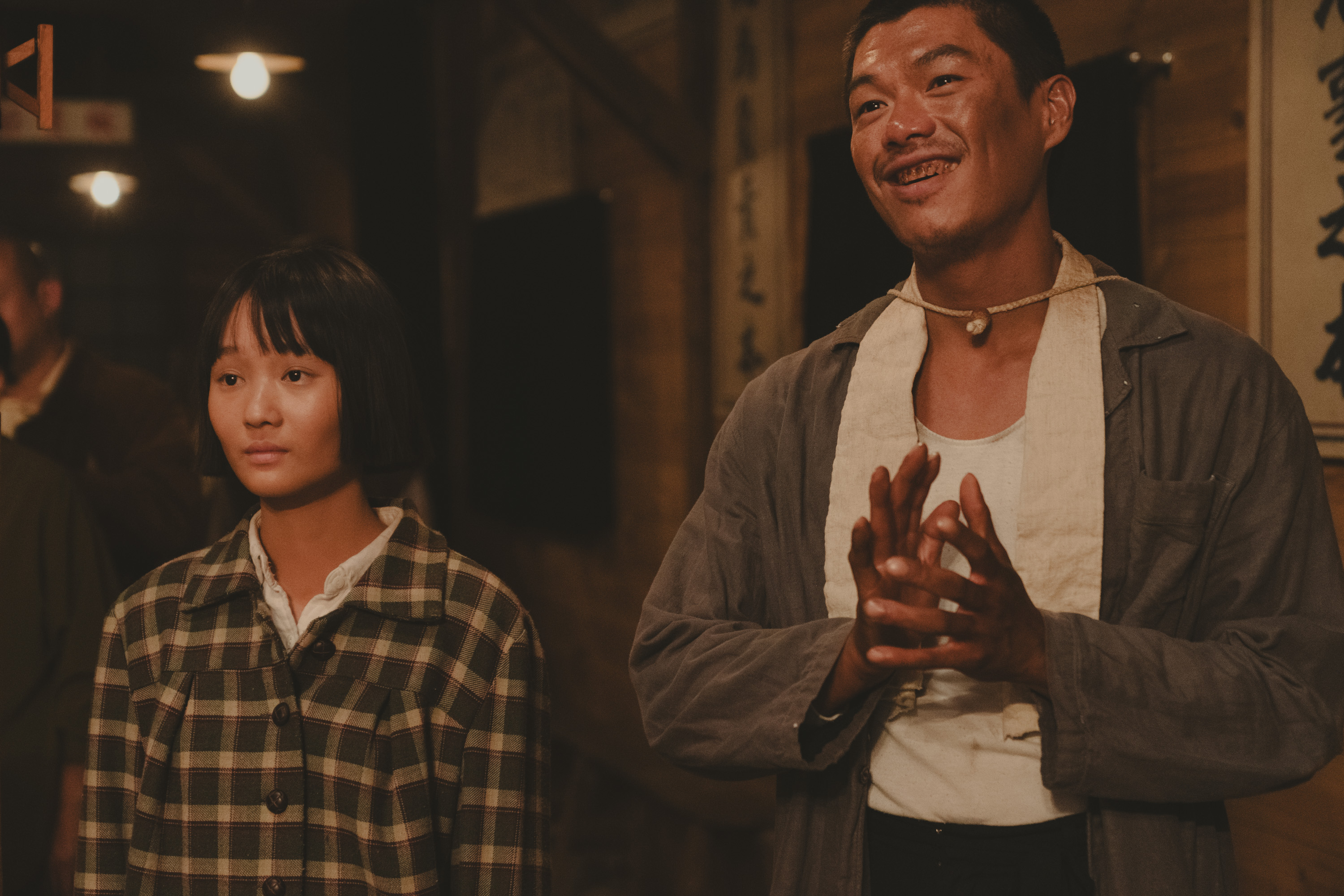 片中柯煒林帶著方郁婷試圖領回哥哥的遺體，2人逐漸培養出同命的默契。（華文創提供）