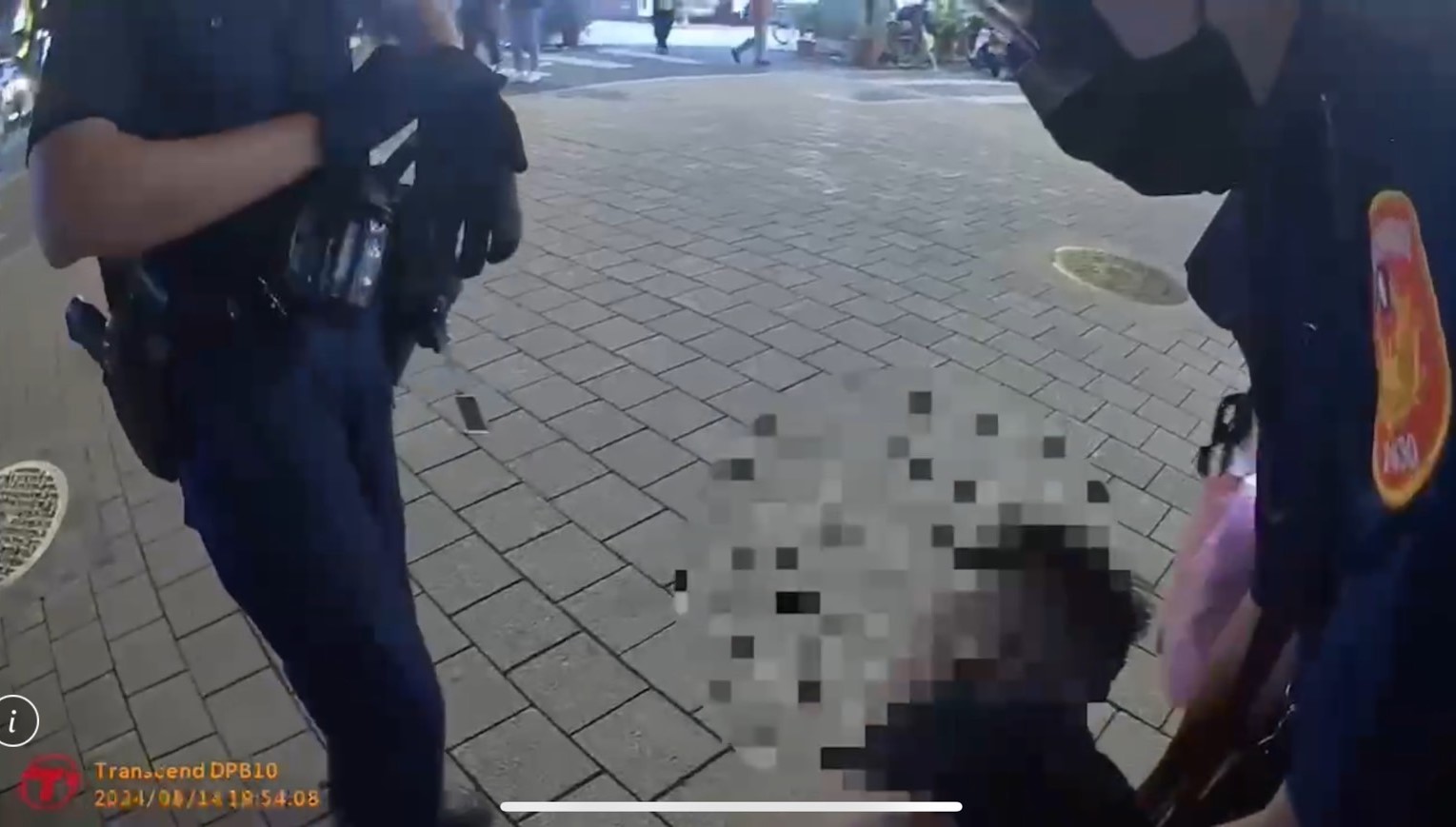 警方在江男身上起出毒品,江男索性躺在地上拒絕配合。(翻攝畫面)