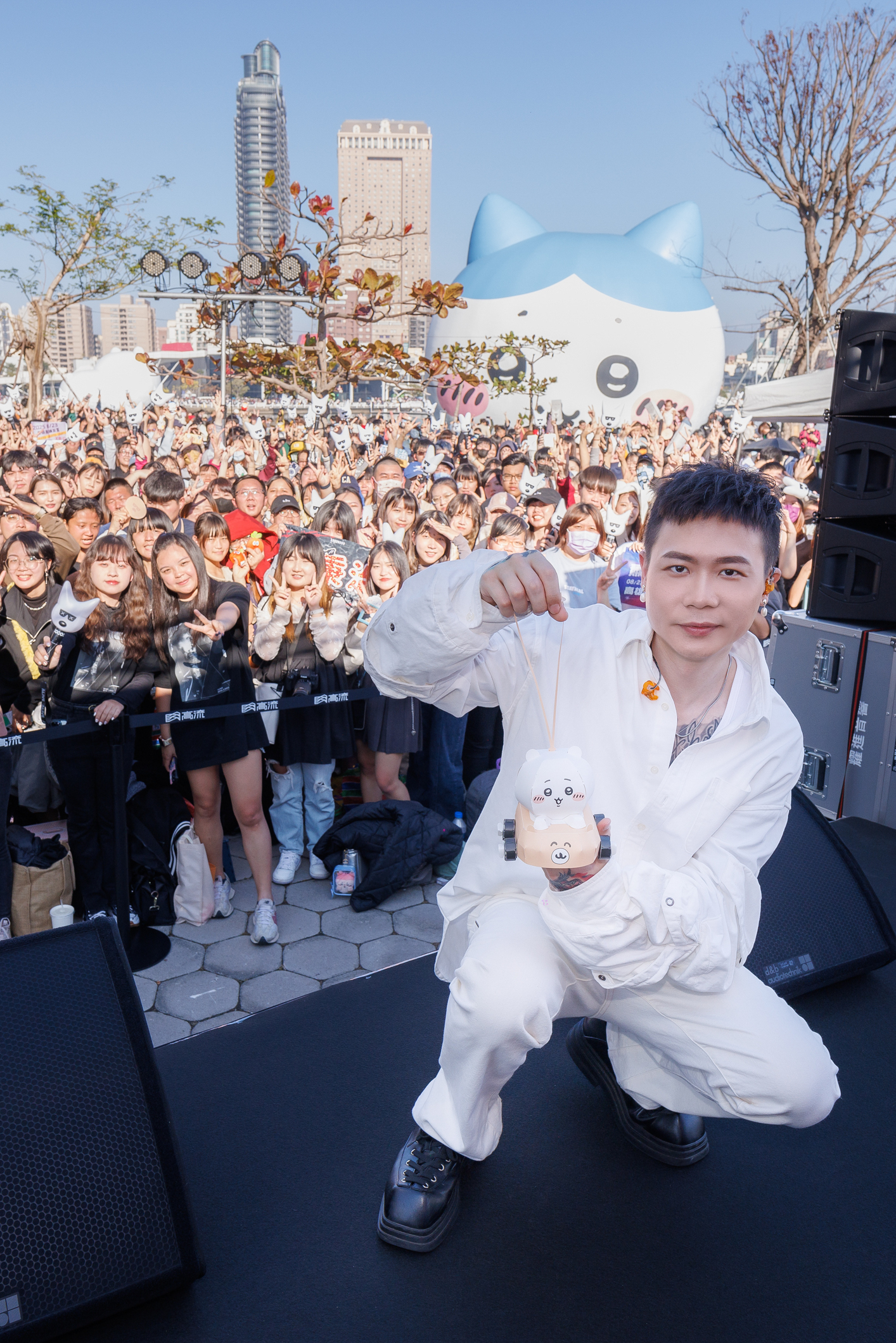 蕭秉治也拿著吉伊卡哇小提燈和歌迷一起合照。（相信音樂提供）