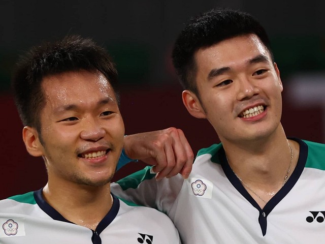 王齊麟(右)的愛是她！驚爆與樂天女孩陳詩媛熱戀中，圖左為李洋。（翻自王齊麟臉書）