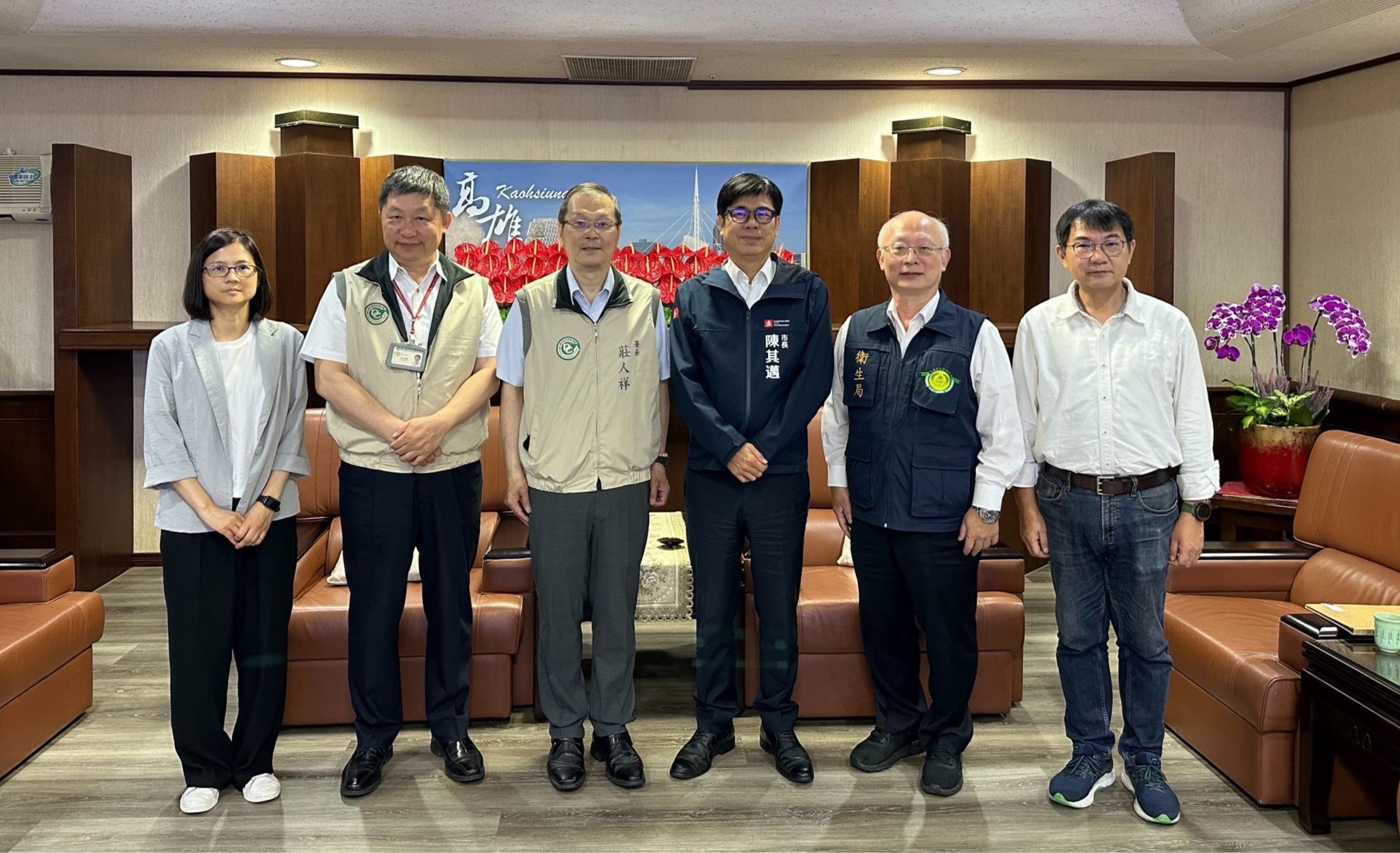 生福利部疾病管制署署長莊人祥(左3)南下拜訪市長陳其邁(左4),同時參加高雄市登革熱工作小組會議,瞭解地方疫情現況及防治需求也勉勵防疫夥伴辛勞。(高雄市政府衛生局提供)