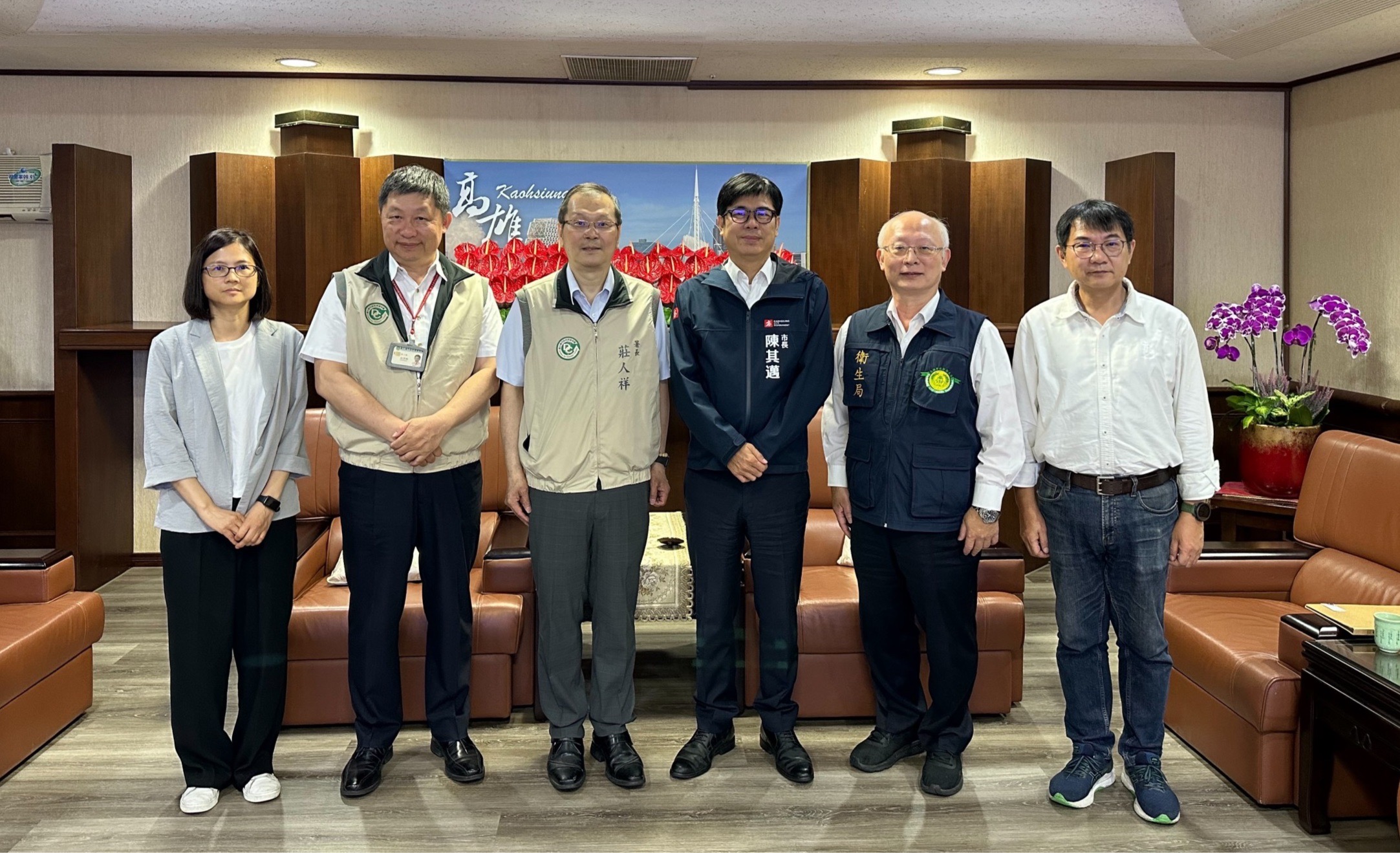 生福利部疾病管制署署長莊人祥（左3）南下拜訪市長陳其邁（左4），同時參加高雄市登革熱工作小組會議，瞭解地方疫情現況及防治需求也勉勵防疫夥伴辛勞。（高雄市政府衛生局提供）