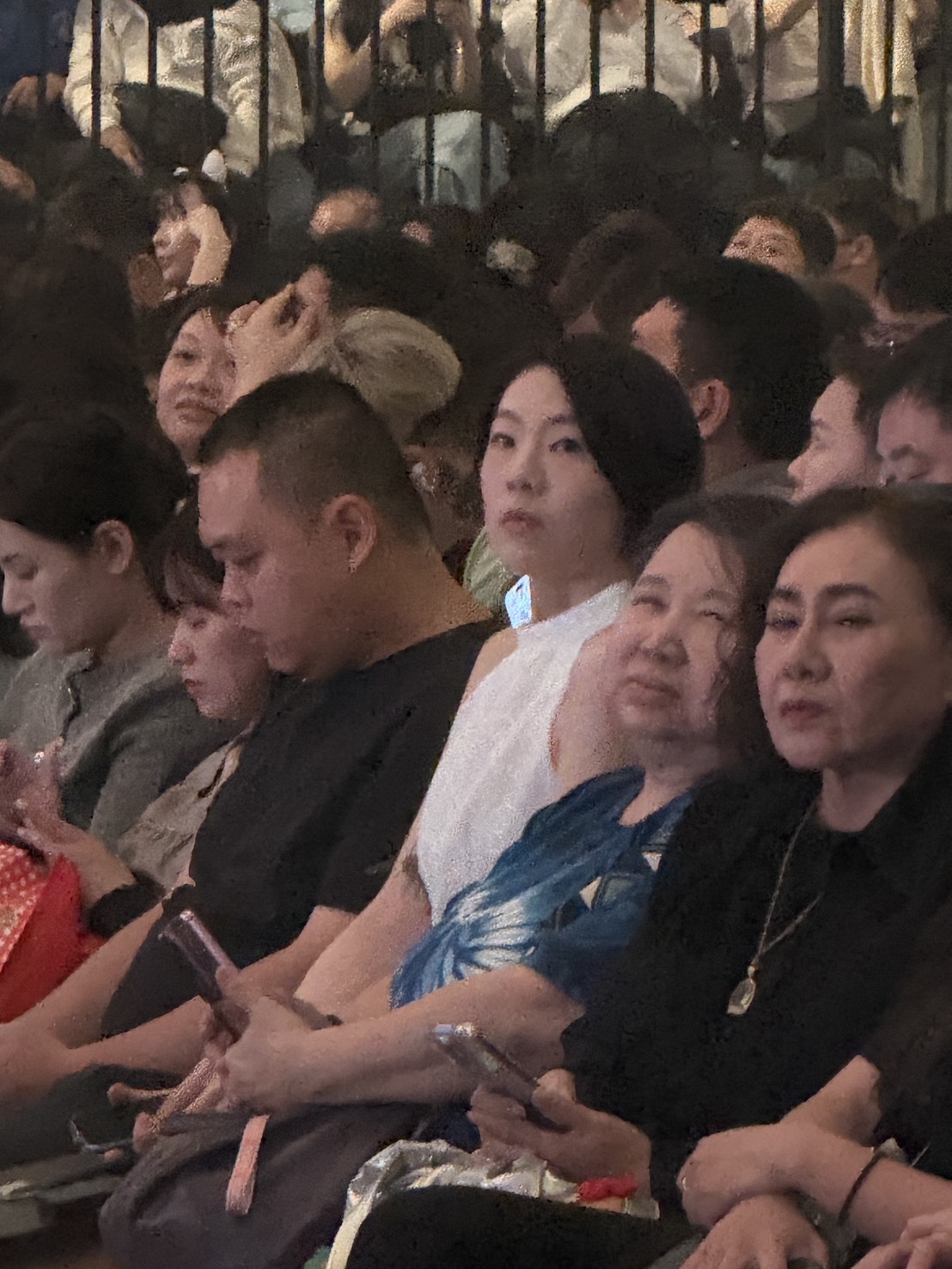 蕭煌奇新婚八個月的老婆Jenny坐在第一排C位,力挺老公。(圖/讀者提供)