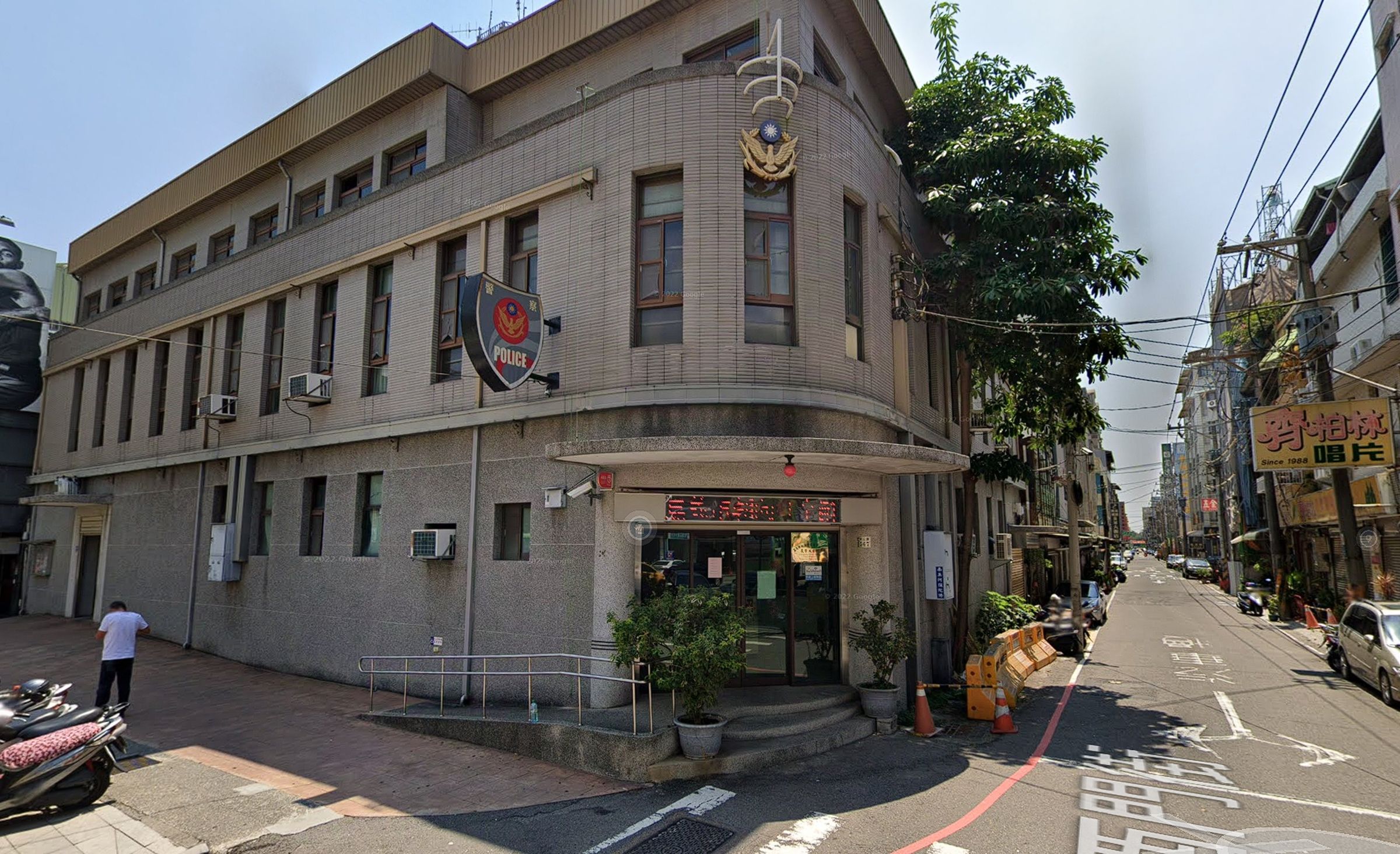 嘉義市一名母親當街要求女兒下跪,長榮派出所調閱監視器畫面循線追查釐清狀況。(翻攝自Google Maps)