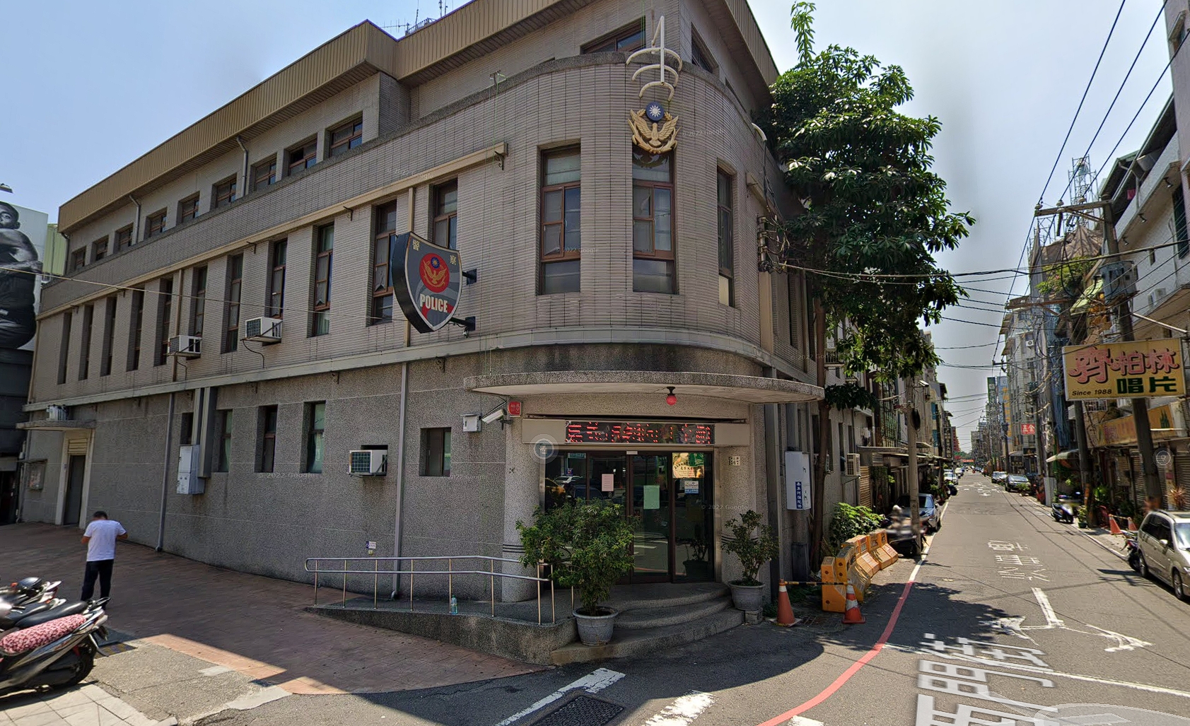 嘉義市一名母親當街要求女兒下跪，長榮派出所調閱監視器畫面循線追查釐清狀況。（翻攝自Google Maps）