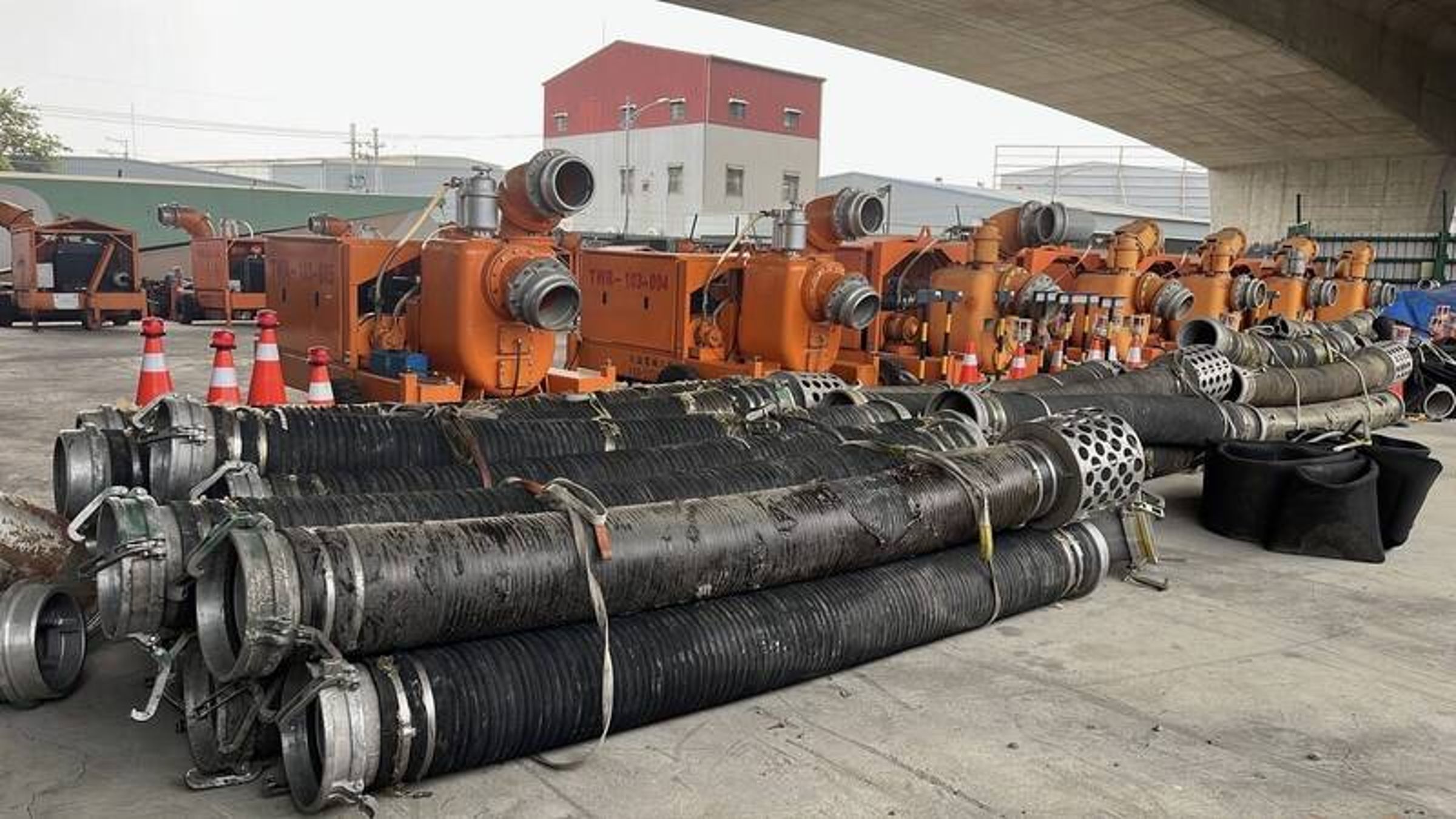 台中市水利局在今天下午5點前,將把25台大型移動式抽水機完成預佈至全台16個低窪地區易淹水點。(水利局提供)