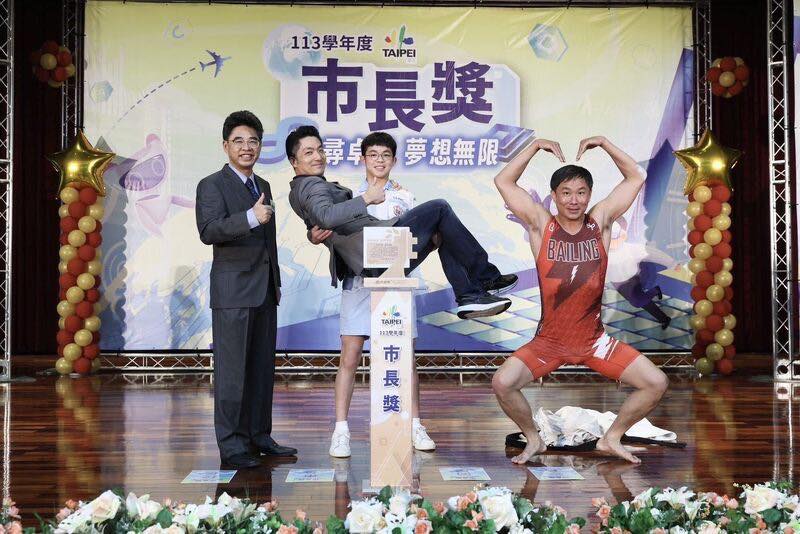 蔣萬安分享，石牌國中市長獎學生一把將他抱起。（翻攝自蔣萬安臉書）