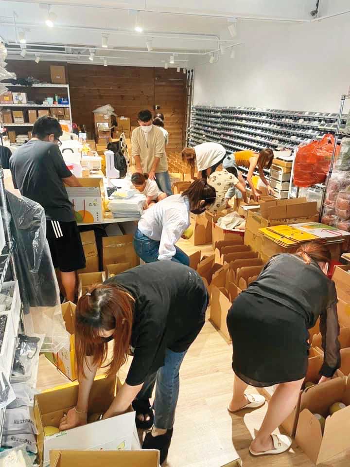 疫情3級警戒時,冉冉瀕臨倒閉,楊智淵突發奇想讓員工開團賣柚子。(冉冉提供)
