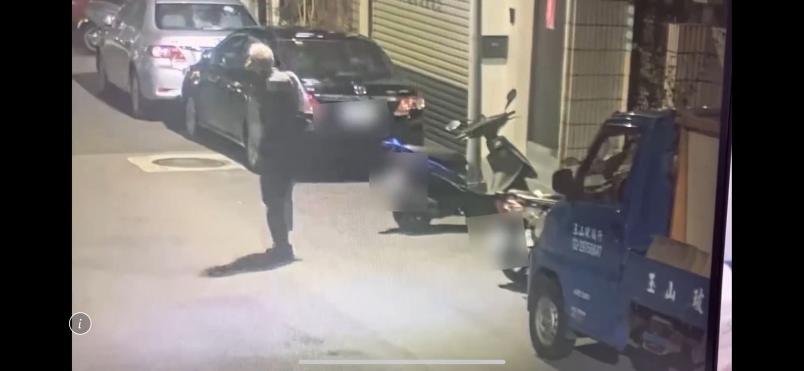 警方調查戴男犯案前後穿著不同衣物,顯然刻意變裝躲避追查。(翻攝畫面)