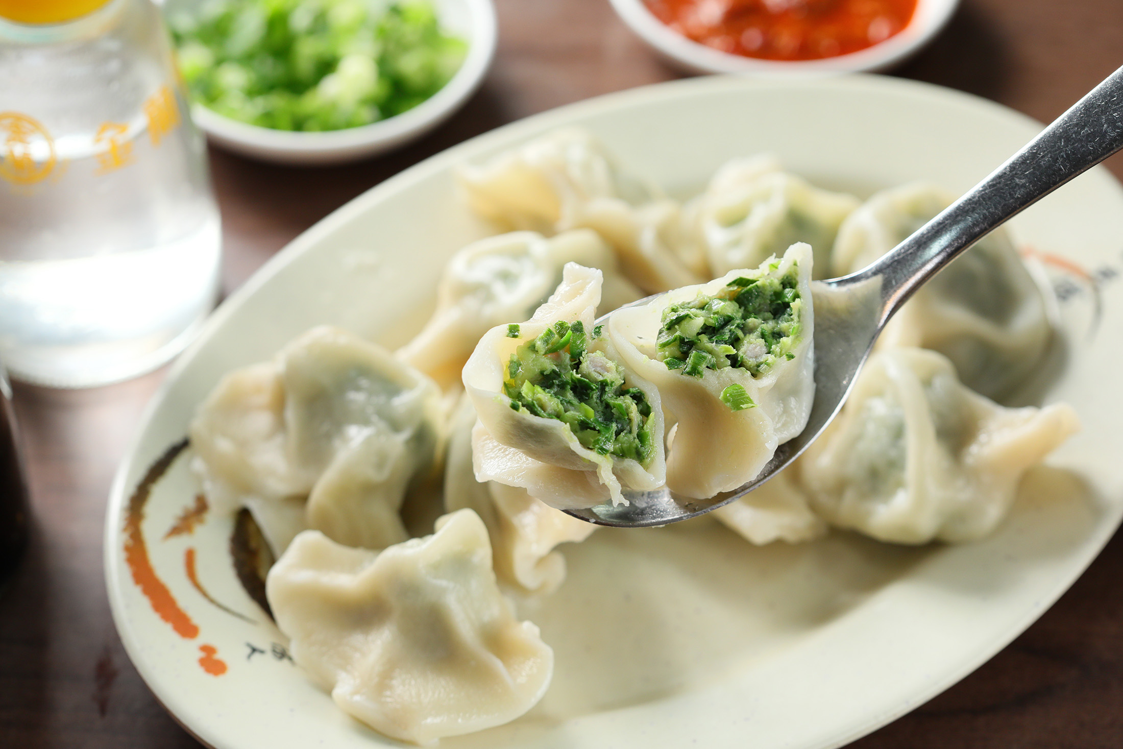 幾乎每桌都會點上一盤的「豬肉韭菜水餃」，皮薄餡多，咬下一口，滿是韭菜香氣。（90元／10顆）