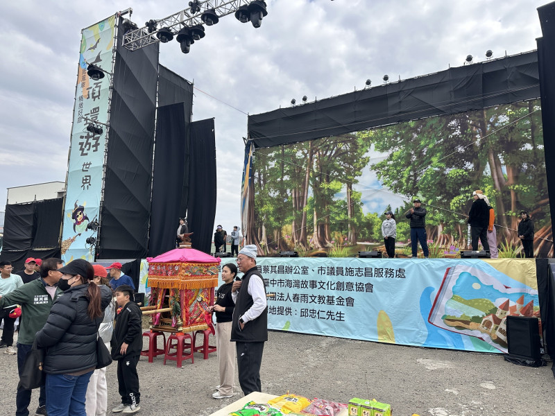 現場拿了4支紅色塑膠椅讓媽祖短暫停駕，導演與工作人員也立刻為媽祖獻上一段充滿活力的舞蹈。（紙風車提供）