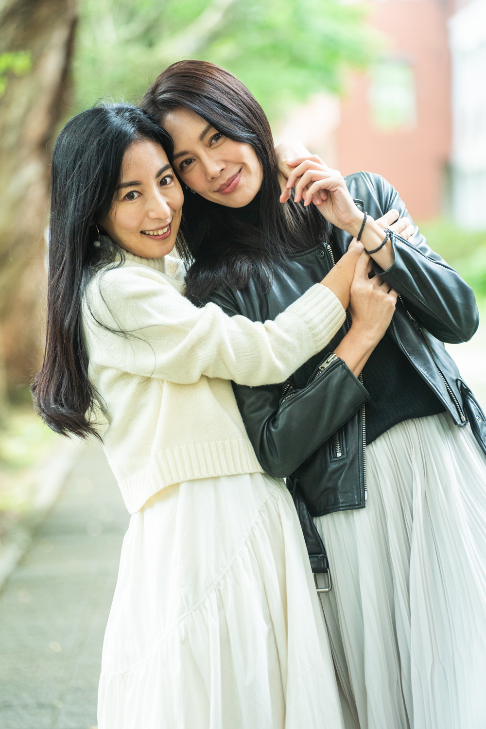 相識十多年的廖奕琁和大久保麻梨子攜手演出女女故事線。（三立提供）