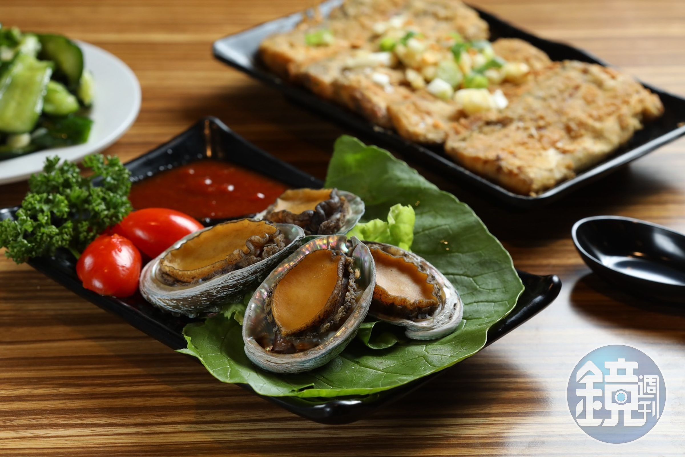 口感Q彈帶鮮的「川燙活鮑魚」（前，239元／份）與香酥爽脆的 「炸白帶魚」（後，150元／份）