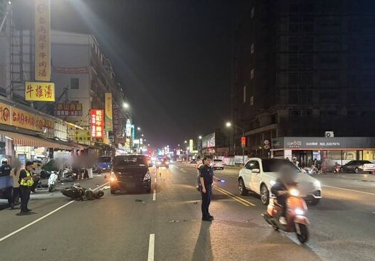 一輛自小客車在小港區追撞前方2部機車，造成一名43歲女騎士傷重不治，另外2人受傷送醫。（翻攝畫面）