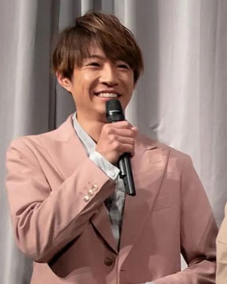 相葉雅紀2019年將交往10年的女友娶進門。（翻攝《FLASH》）