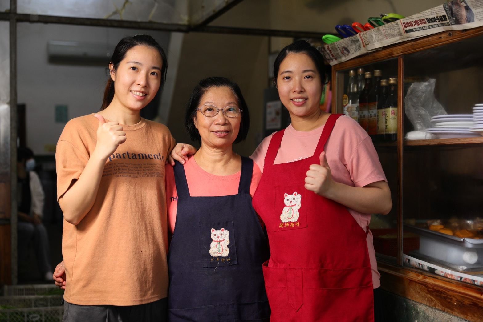 「信義飲食店」的三代老闆陳育麗（中）與兩位女兒好客暖心，三人努力一起將客家傳統滋味保留下來。
