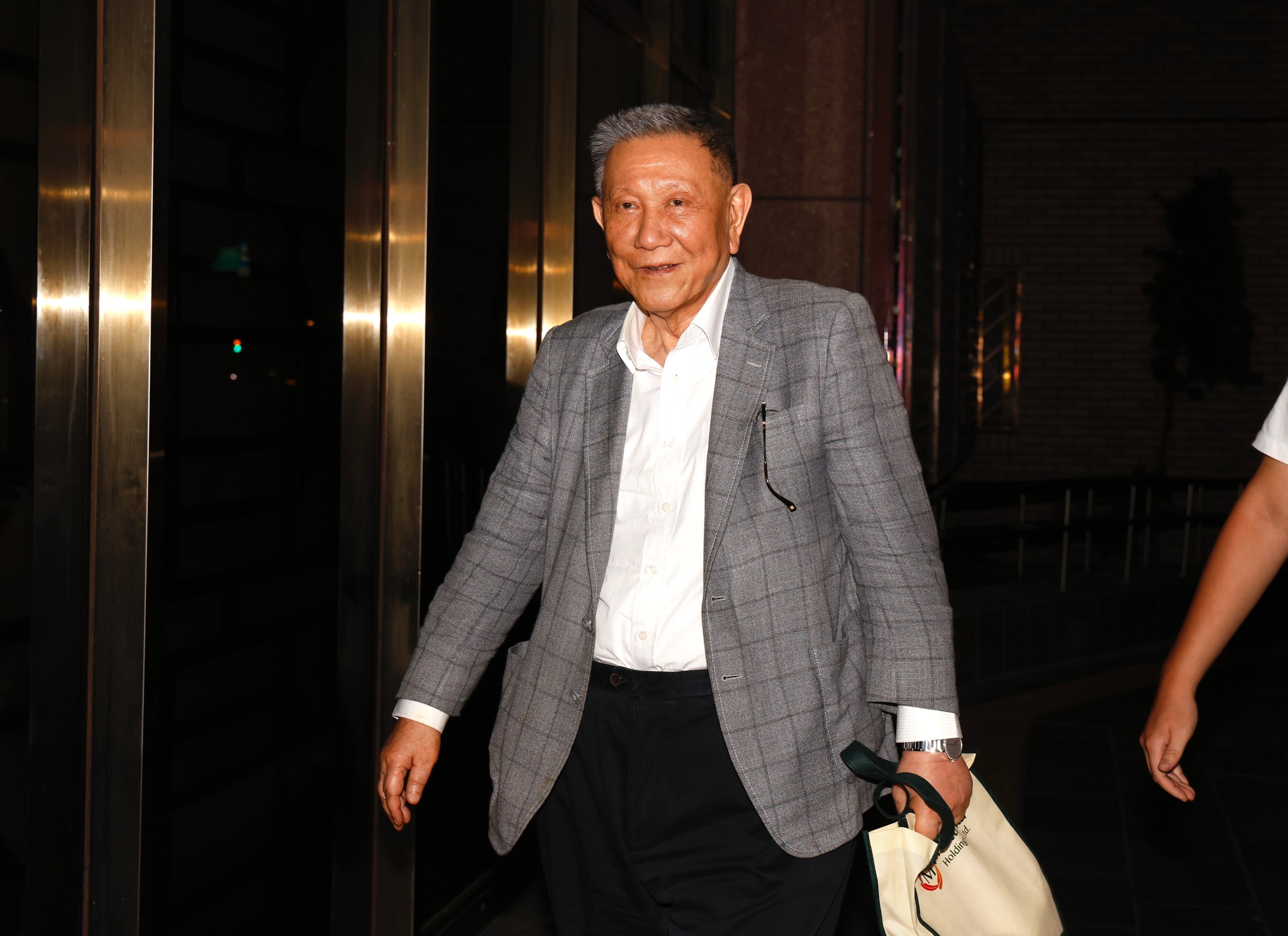沈慶京晚間也移送北檢複訊。