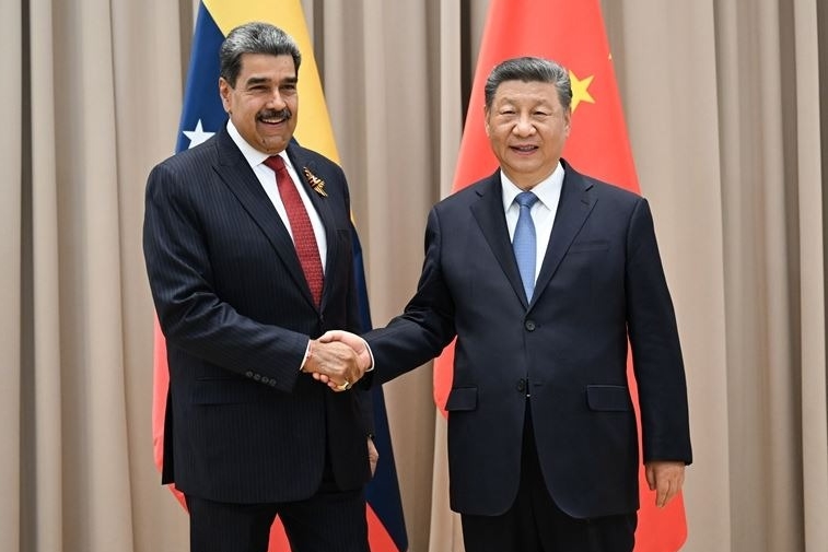 馬杜洛（左）被捕前一刻還與中國特使邱小琪談笑風生，笑稱習近平（右）是「老大哥」。（翻攝自新華網）