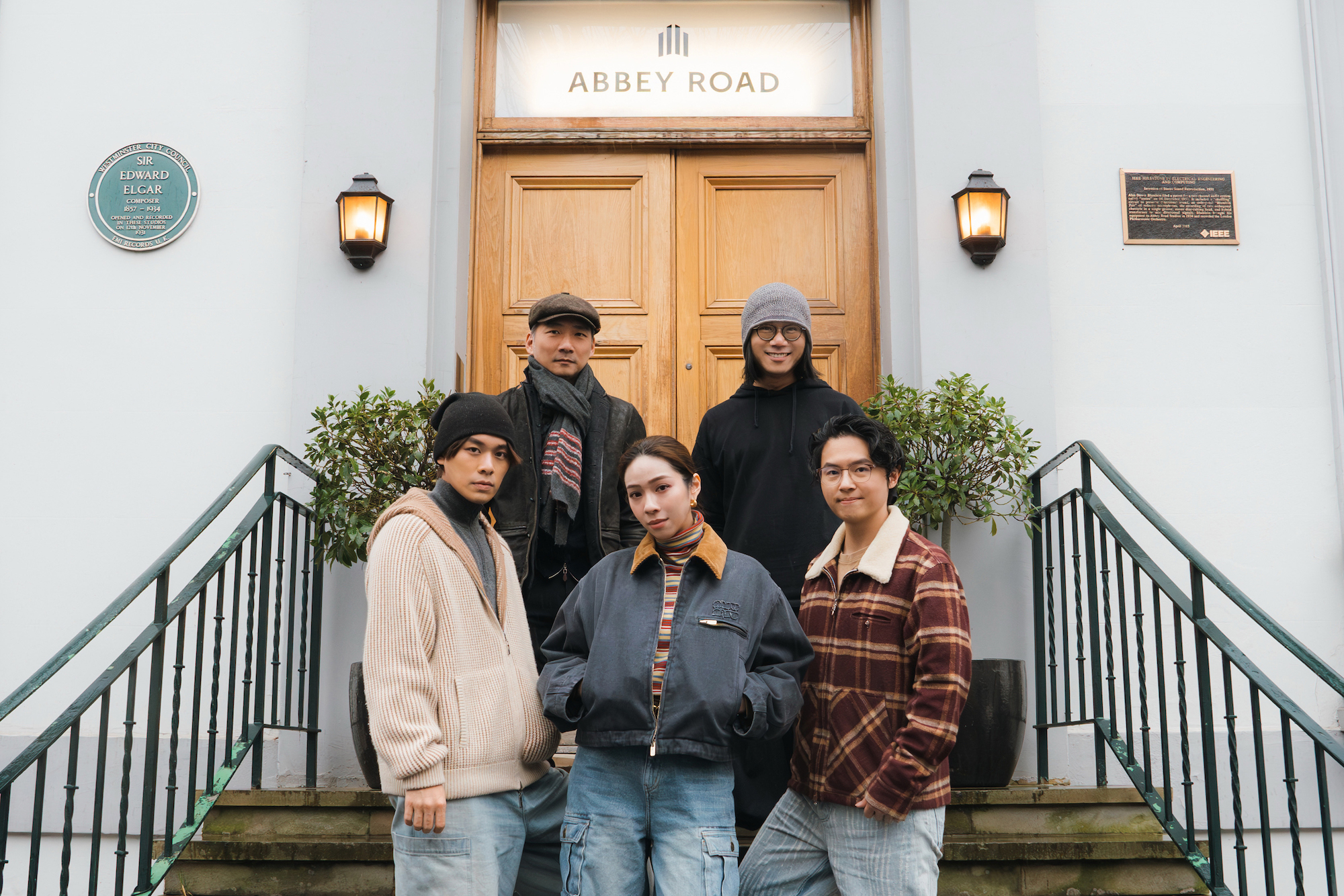 告五人（前）聯手五月天瑪莎、石頭合作新歌〈快樂的事記不起〉。（相信音樂提供）