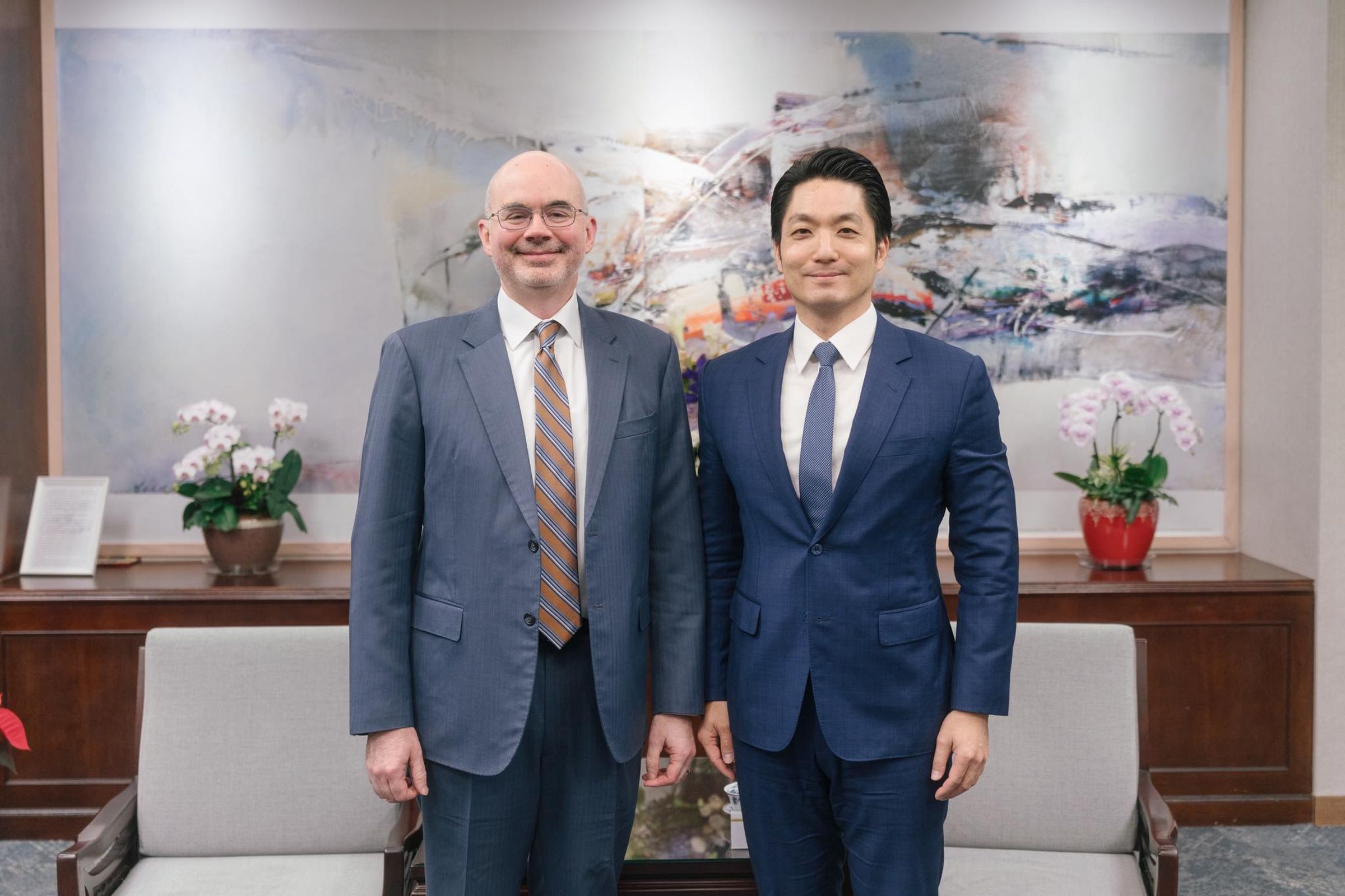AIT處長谷立言5日會晤蔣萬安,貼文下方留言卻一面倒酸爆蔣。(翻攝自AIT臉書)