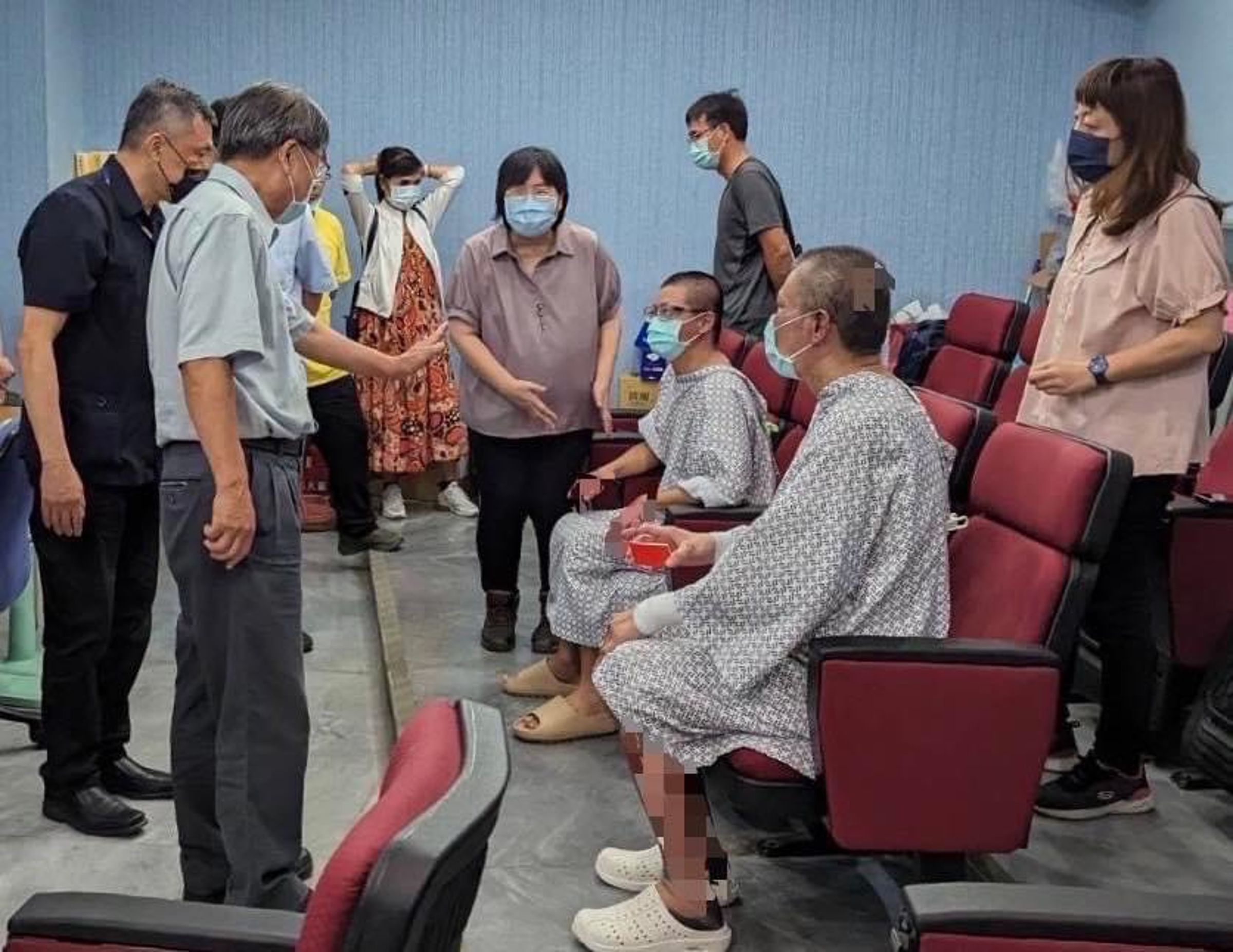 中科院副院長羅意中率隊探視2受傷員工,盼復原後盡早返回工作崗位。(取自中科院臉書)