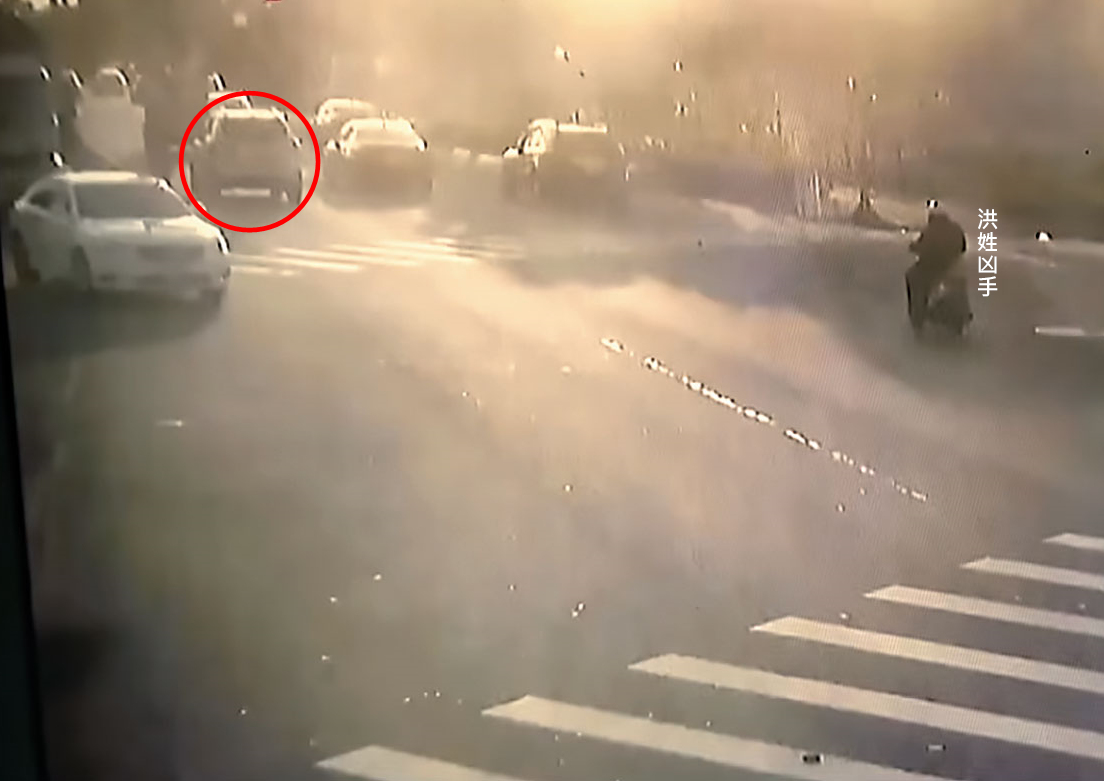 洪姓凶手騎機車尾隨死者的休旅車（紅圈處），伺機犯案。（翻攝東森新聞）
