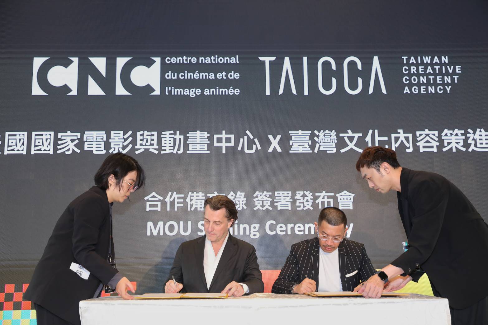 法國CNC董事長多明尼克布東納（坐者左）與文策院董事長蔡嘉駿（坐者右）代表簽署合作意向書。