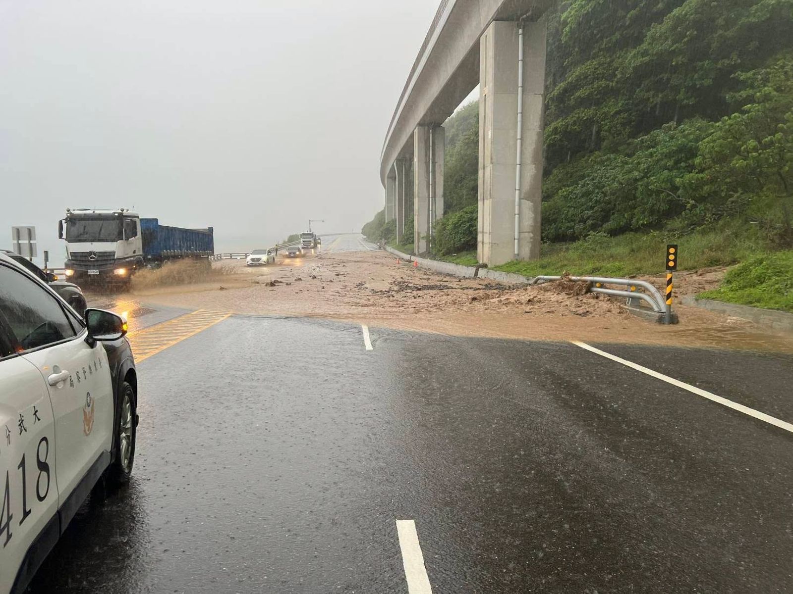 豪雨狂炸台東!台9線多良路段爆土石流 車道急封閉「僅開放一側通行」