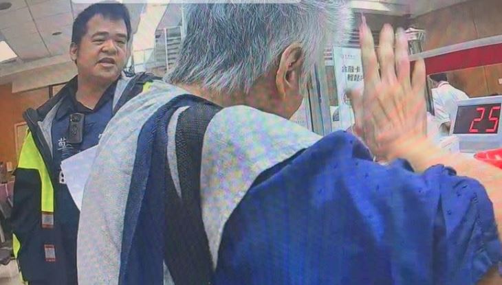 1名年約70歲的盧姓婦人提領鉅款遭阻，情緒失控吼警。（翻攝畫面）