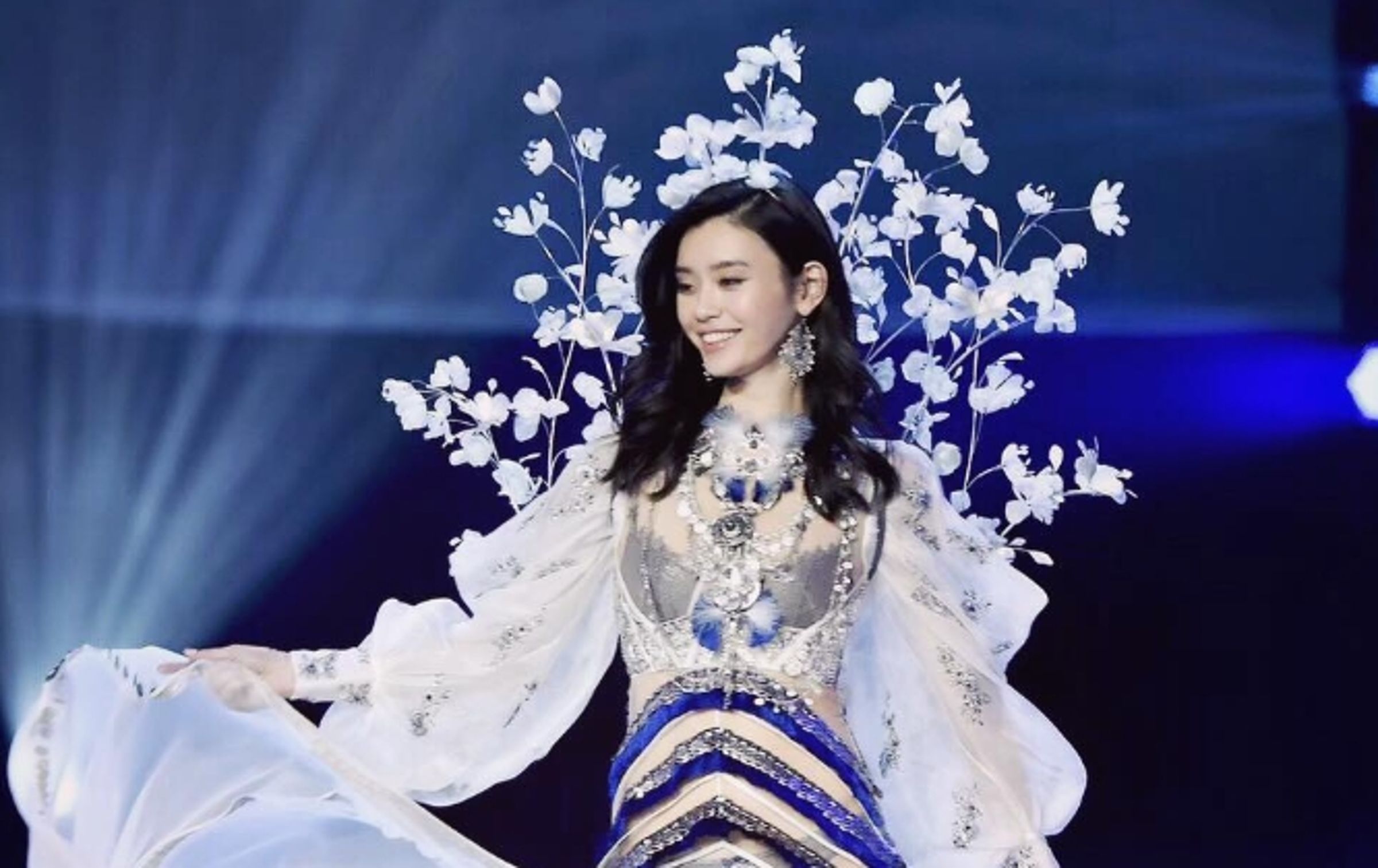 奚夢瑤近期大婚，其2017年在維密慘摔畫面又被翻出。（翻攝自奚夢瑤IG）