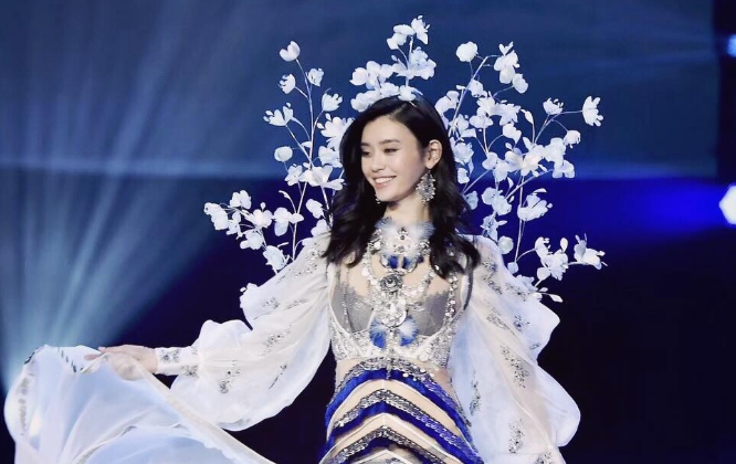 奚夢瑤近期大婚，其2017年在維密慘摔畫面又被翻出。（翻攝自奚夢瑤IG）
