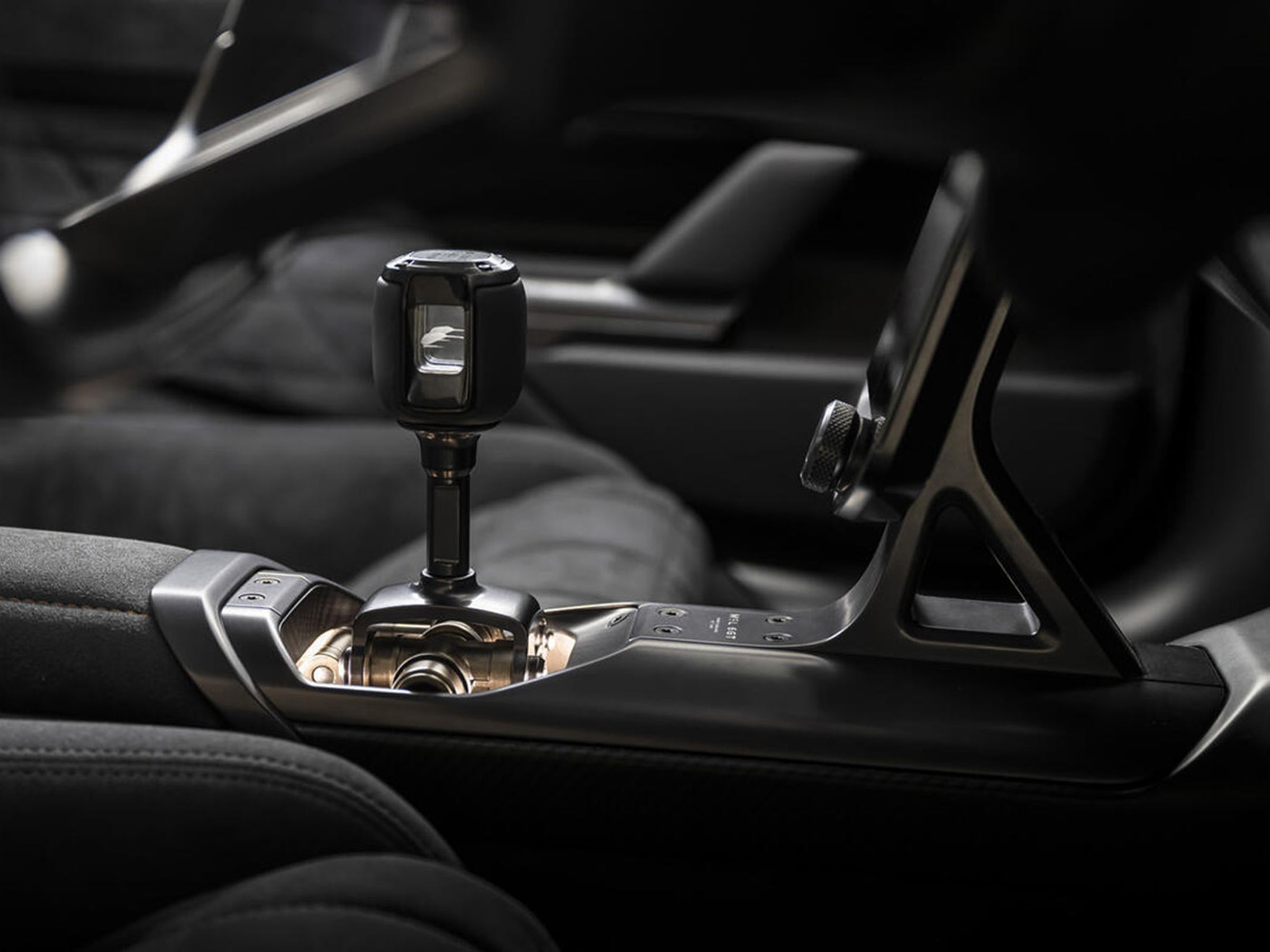 McLaren 6GT 要重現過去駕駛人對於操作機械本身的樂趣，所以許多細節包括刻意裸露的機械結構也是「情緒價值」的一環。