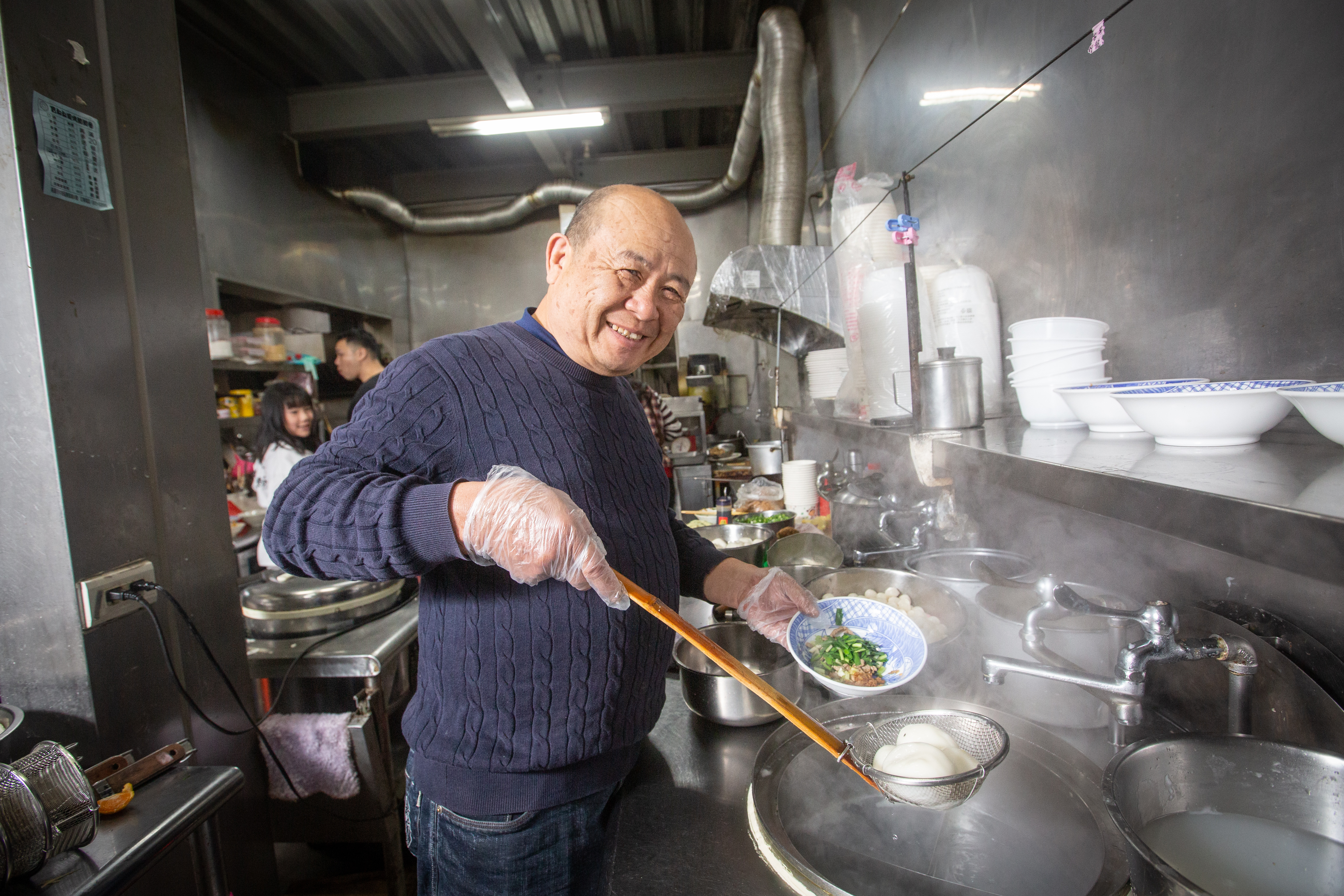 謝明宗高中就開始自己生活，當過六合彩組頭、PCB代工廠老闆，因為濟公指示賣起客家大湯圓。