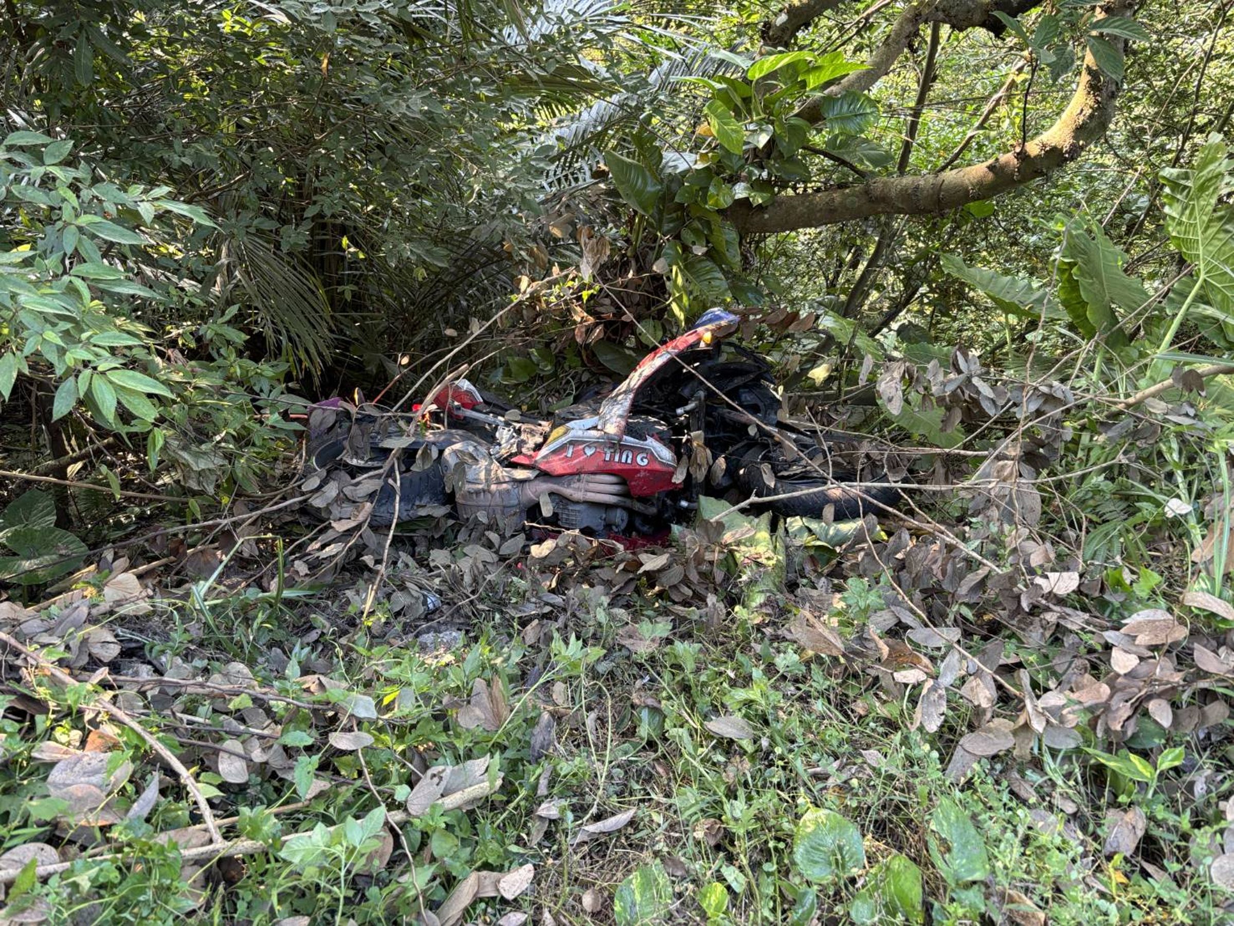 北宜重機猴逆向超車下秒墜邊坡。(警方提供)