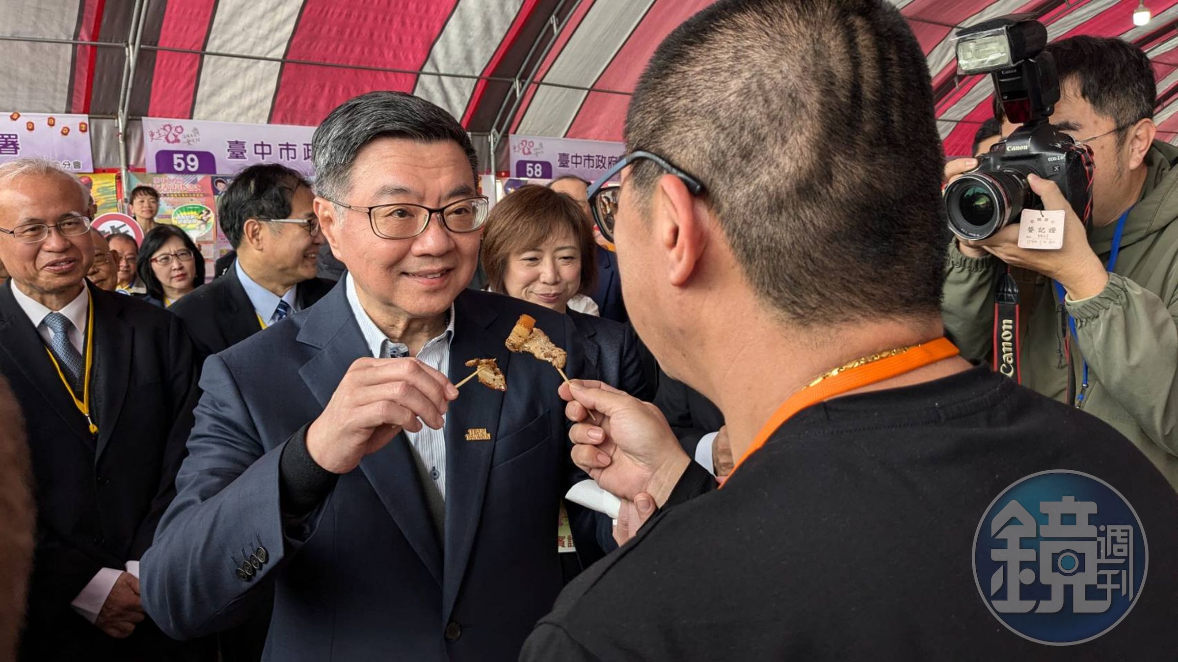 行政院長卓榮泰當場試吃更生人小胖的鹹豬肉,讚美好吃。