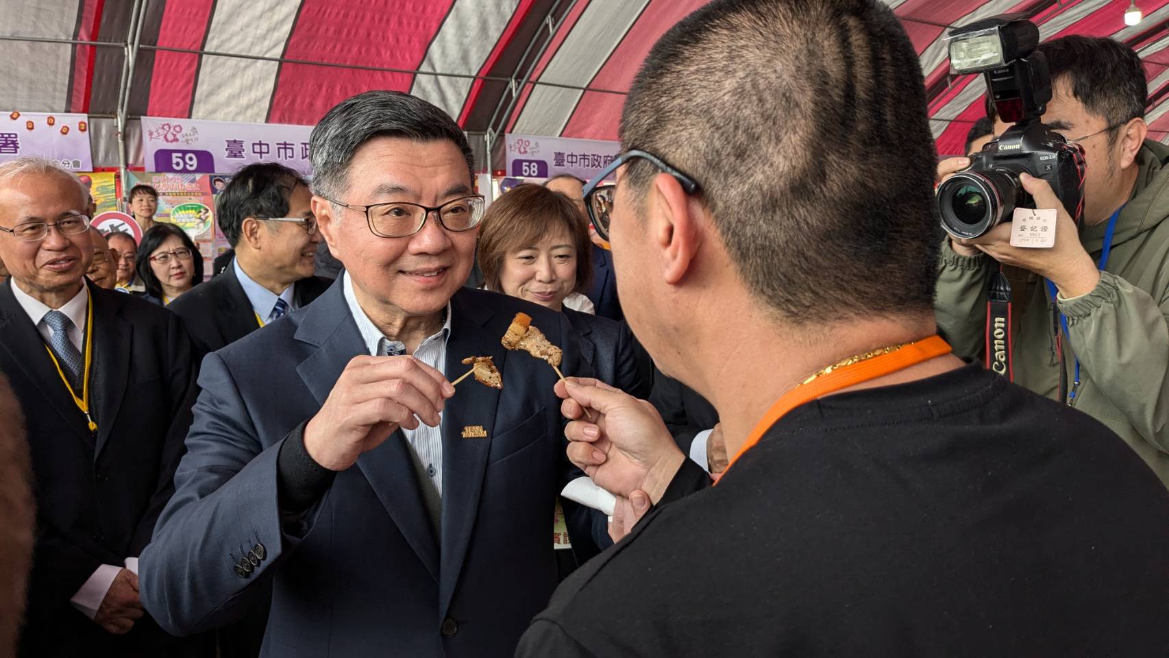 行政院長卓榮泰當場試吃更生人小胖的鹹豬肉，讚美好吃。