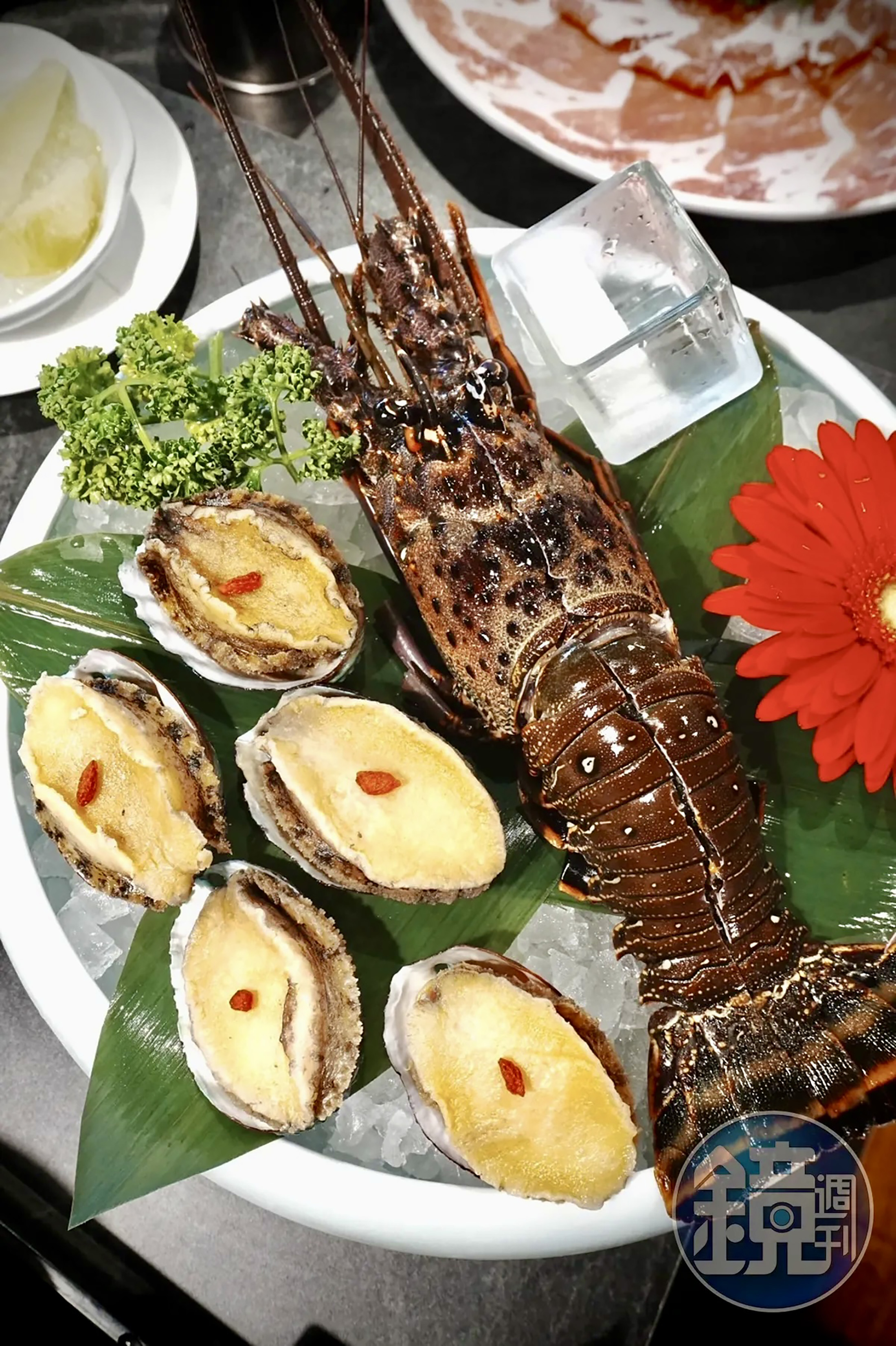 同樣是永康店獨家限定的「龍蝦鮑魚極緻雙饗」，帶給海鮮控痛風也甘願的美味。（1,688元／份）