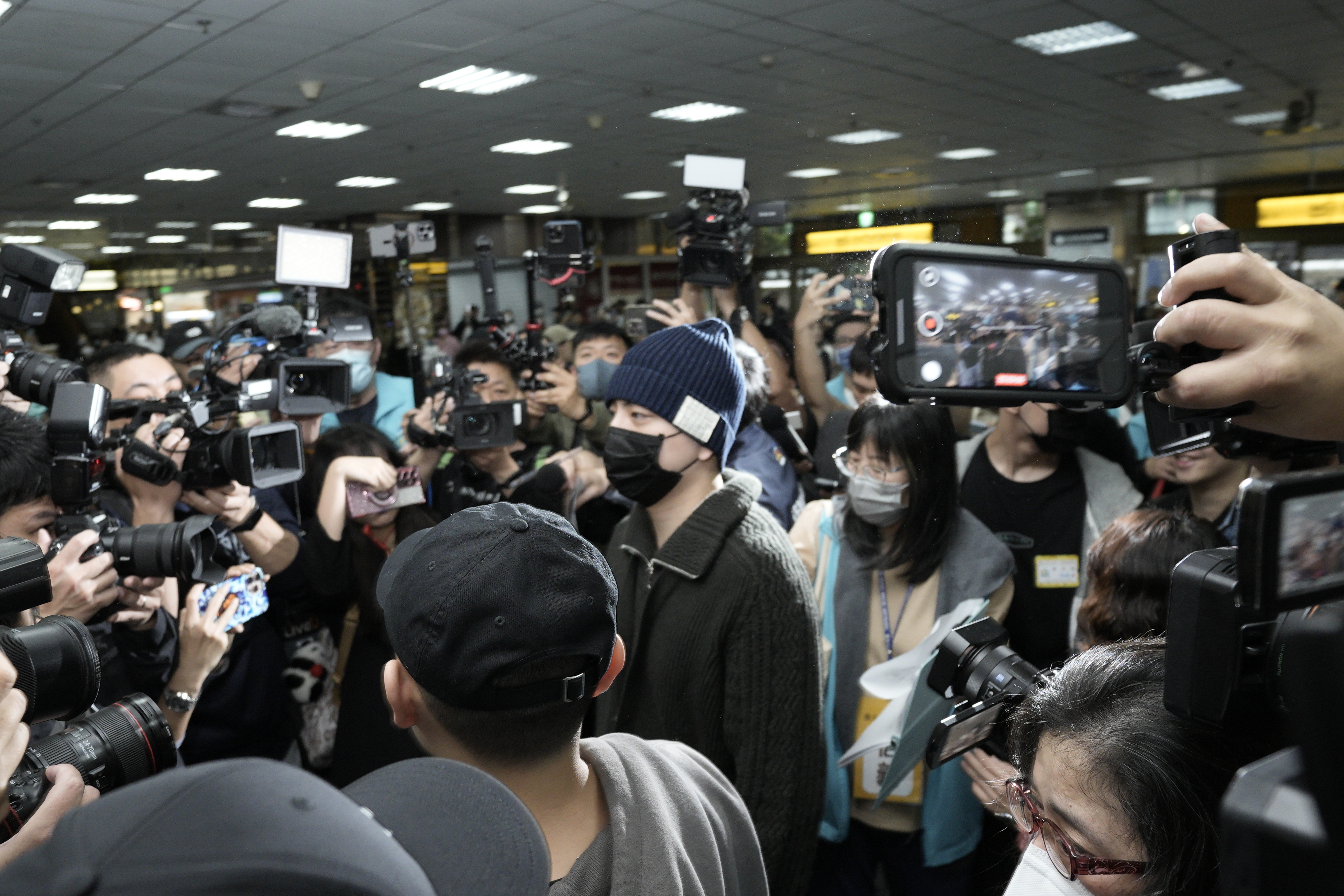 王大陸壓線現身台北車站集合地點預備入伍，吸引媒體瘋拍。