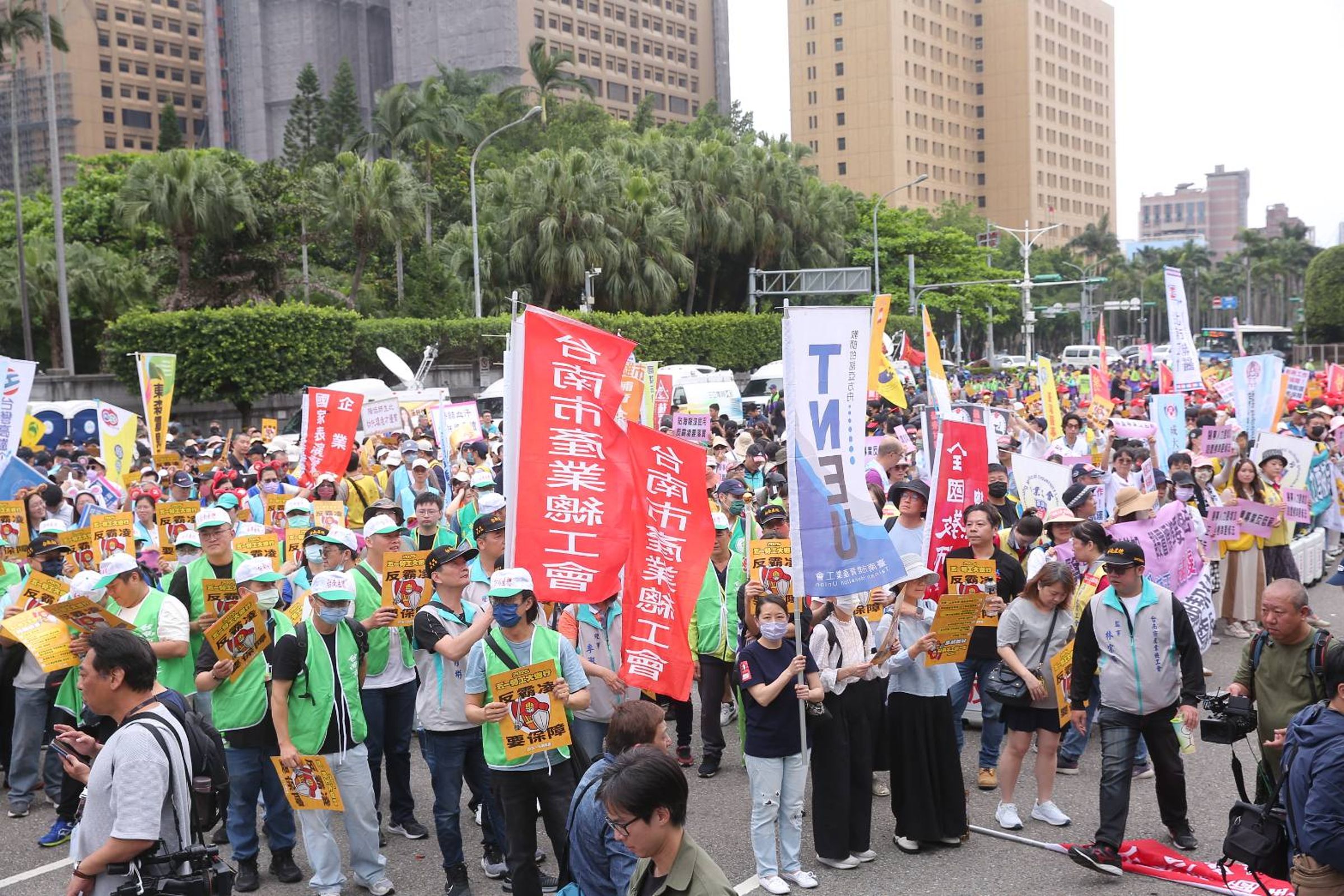 「五一勞工大遊行」逾5千名勞工上街,以「反霸凌,要保障」為題,提出七大訴求。(鏡報新聞網)