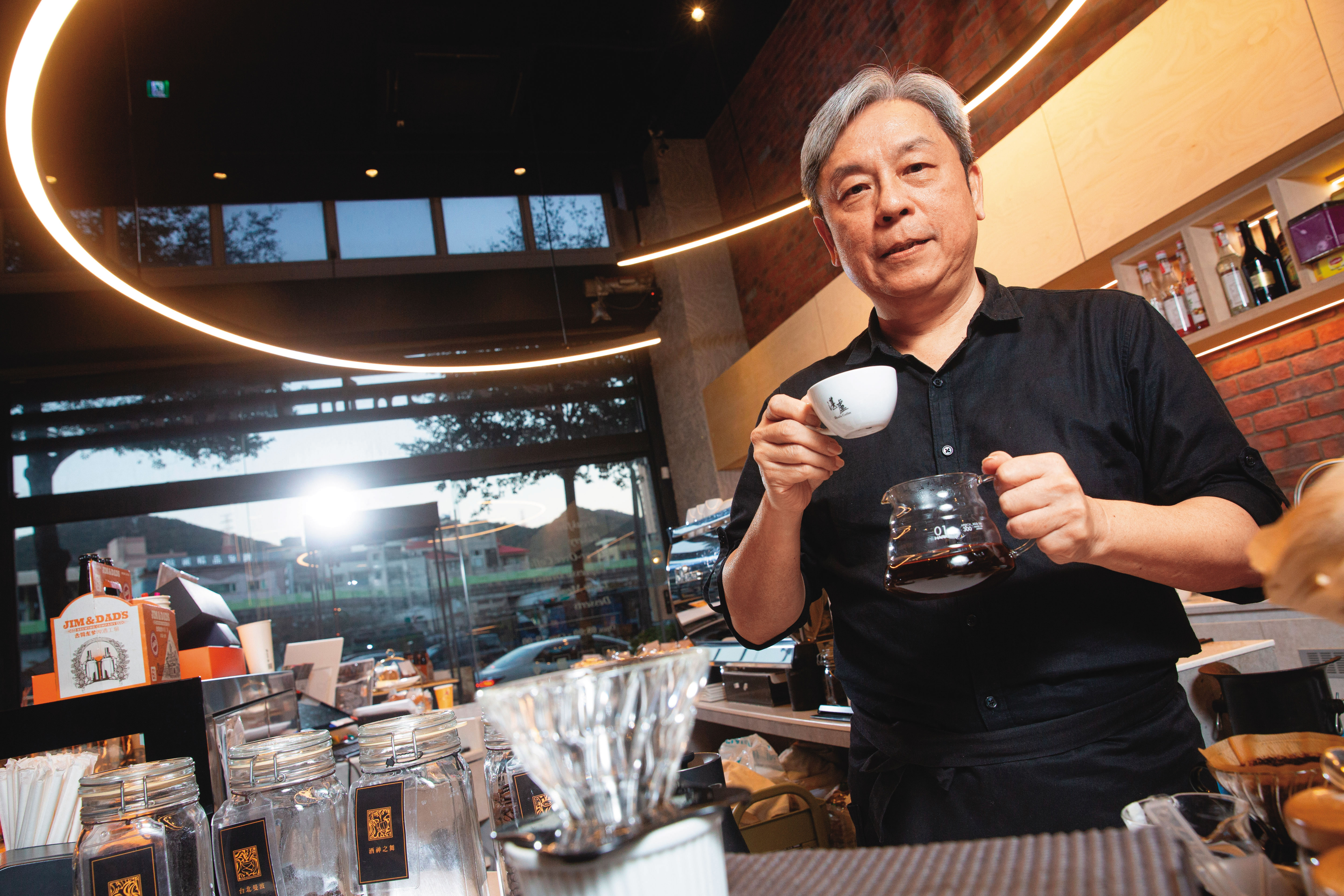 湛盧創辦人廖國明壯年時因網路泡沫失業，而將興趣拿來創業。草創之初因價格、店址策略不對而賠錢，後推出桌邊手沖咖啡、尋找各地高質莊園咖啡豆，做出市場區隔後走紅，成為本土精品咖啡品牌。